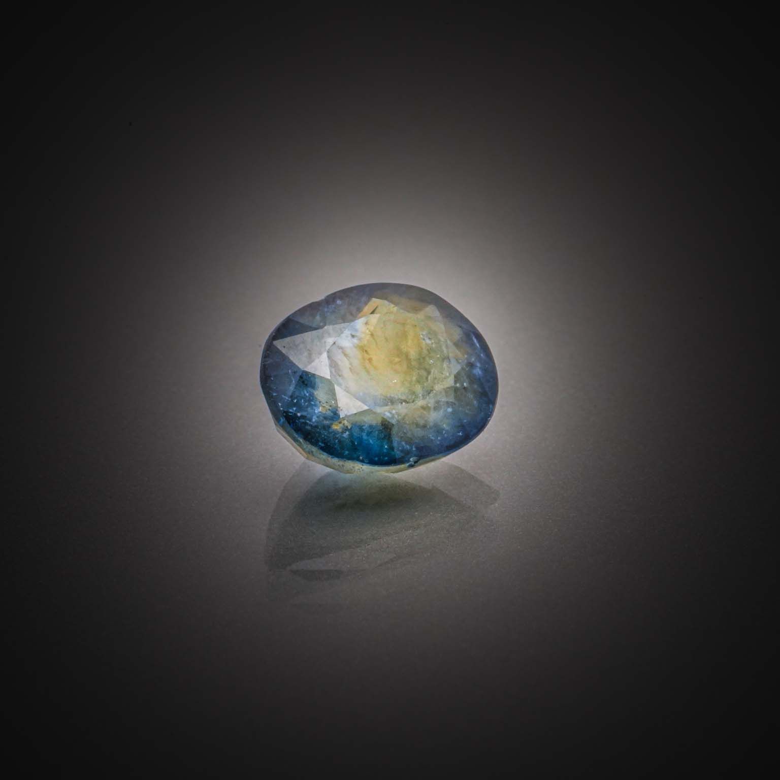 Saphir bleu/vert ovale sur papier. - Lazuli
