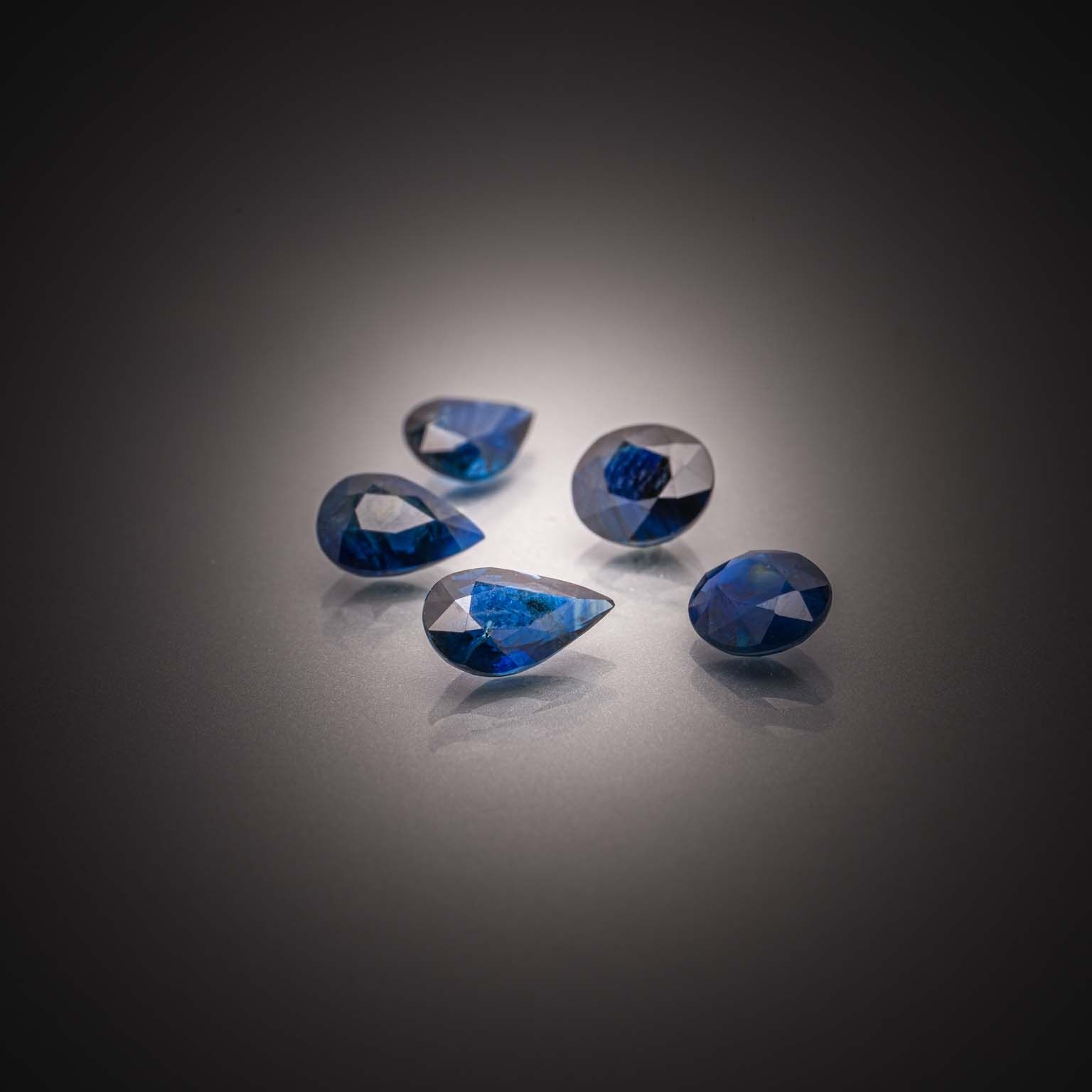Lot de cinq saphirs ovales et poires sur papier. - Lazuli