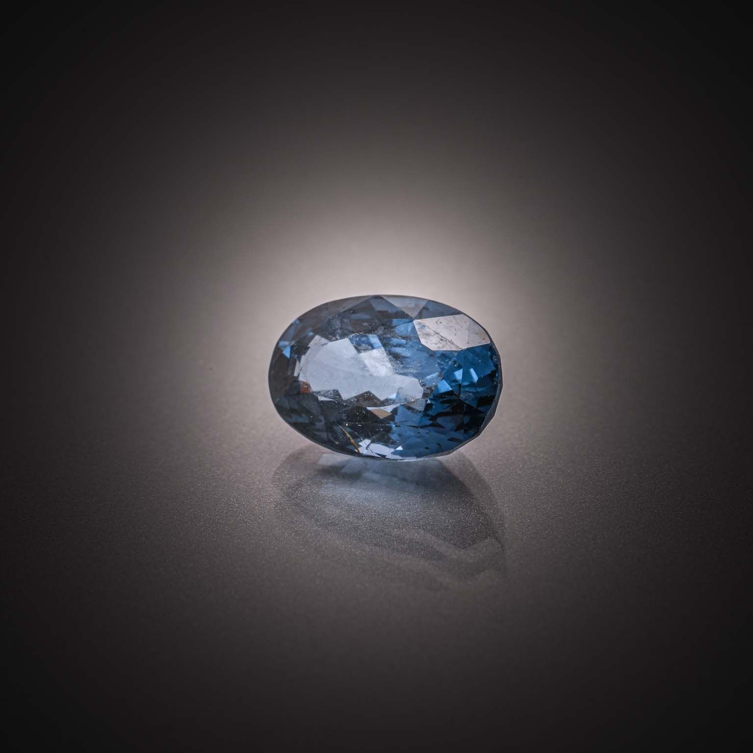 Topaze impériale ovale sur papier. - Lazuli
