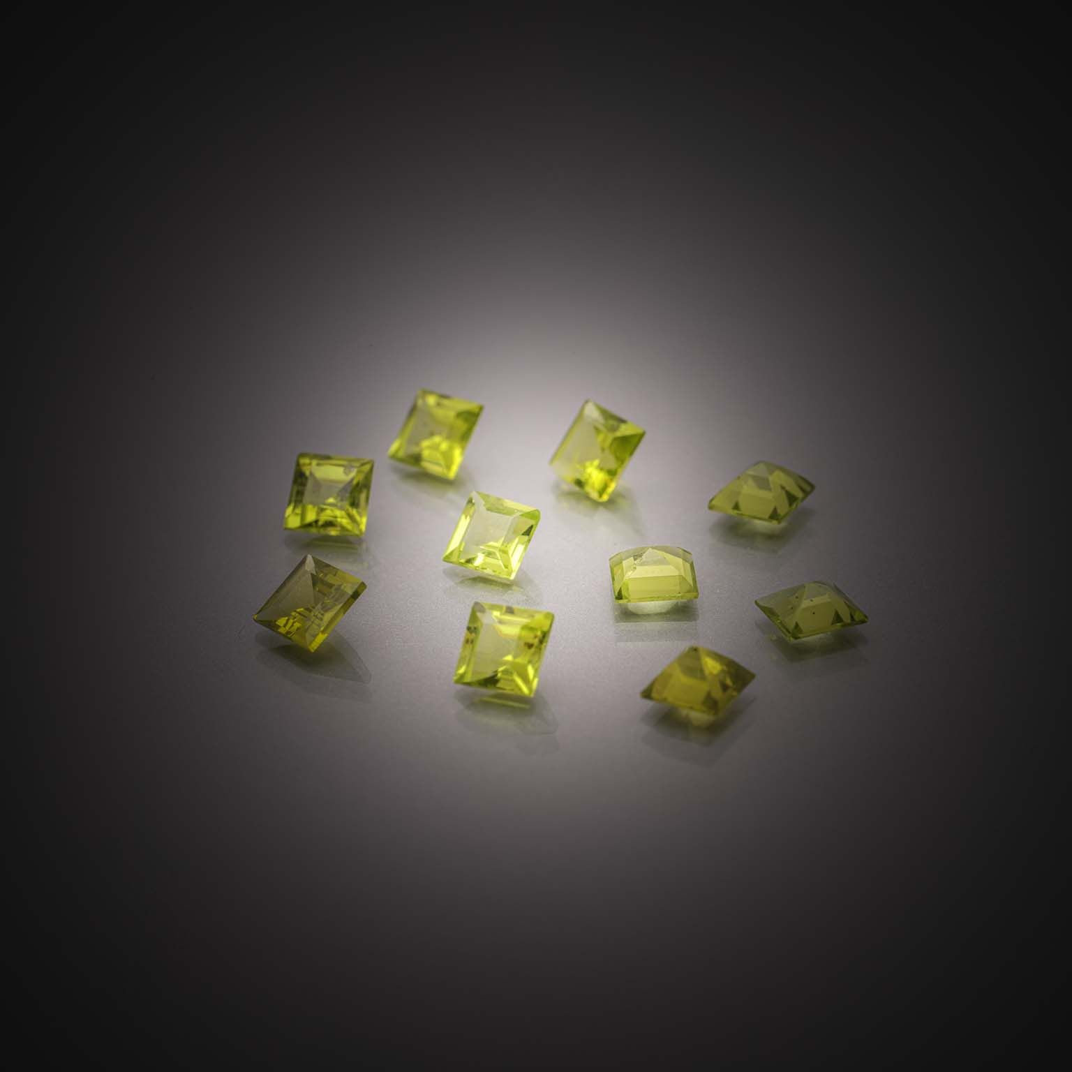 Appairage de fluorites bleues coussins sur papier. - Lazuli