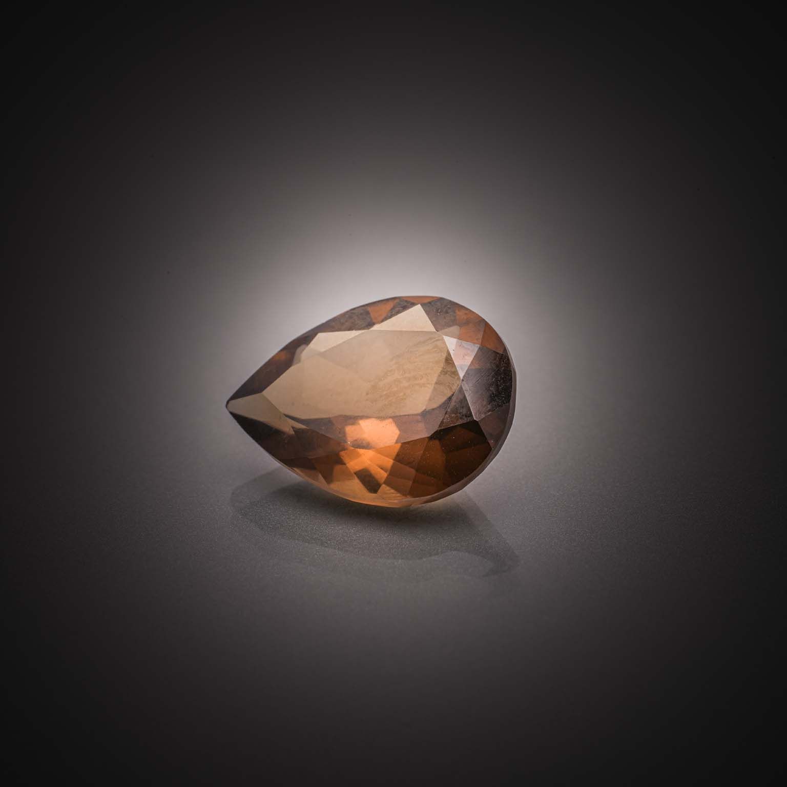 Opale boulder ovale cabochon sur papier. - Lazuli