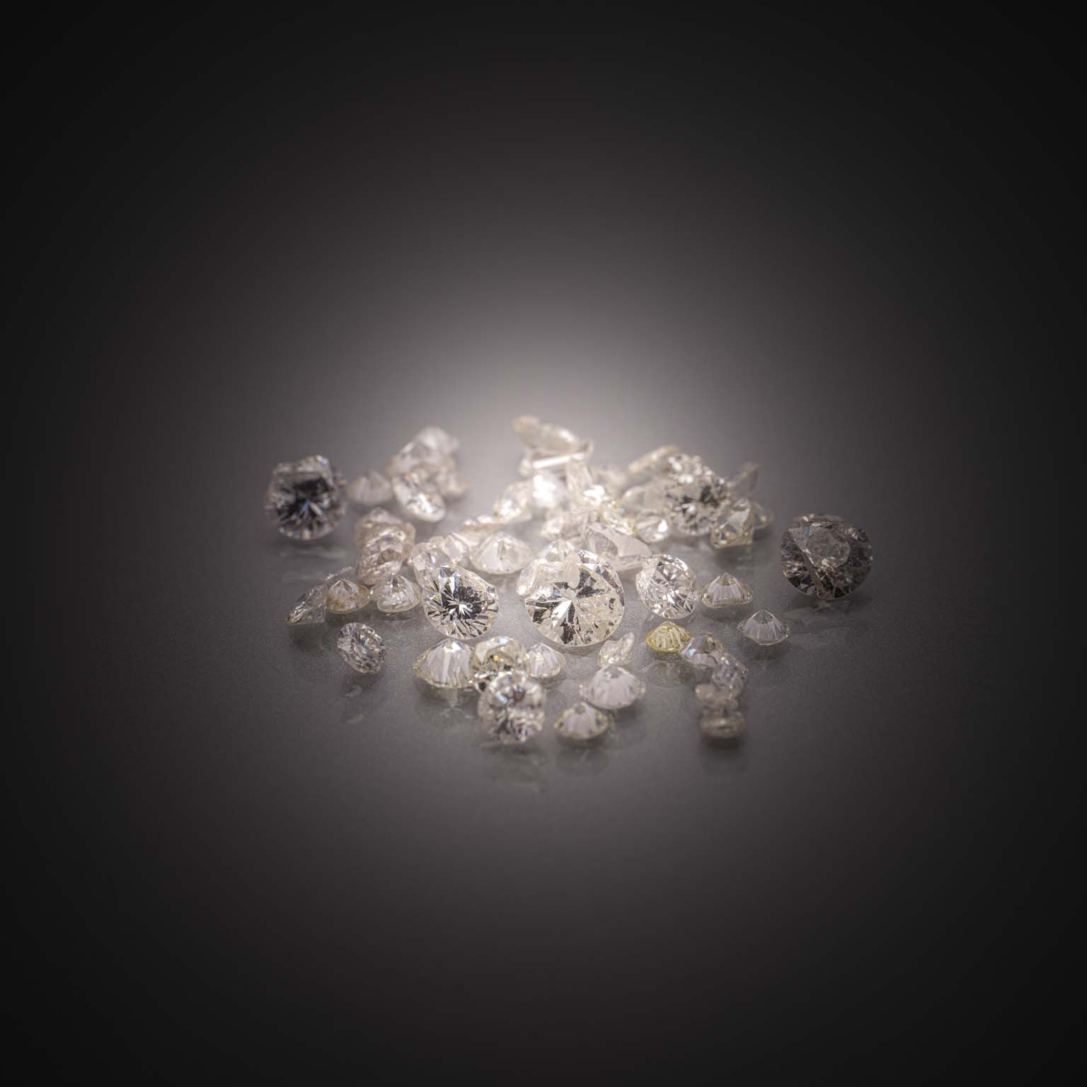 Lot de diamants sur papier. - Lazuli