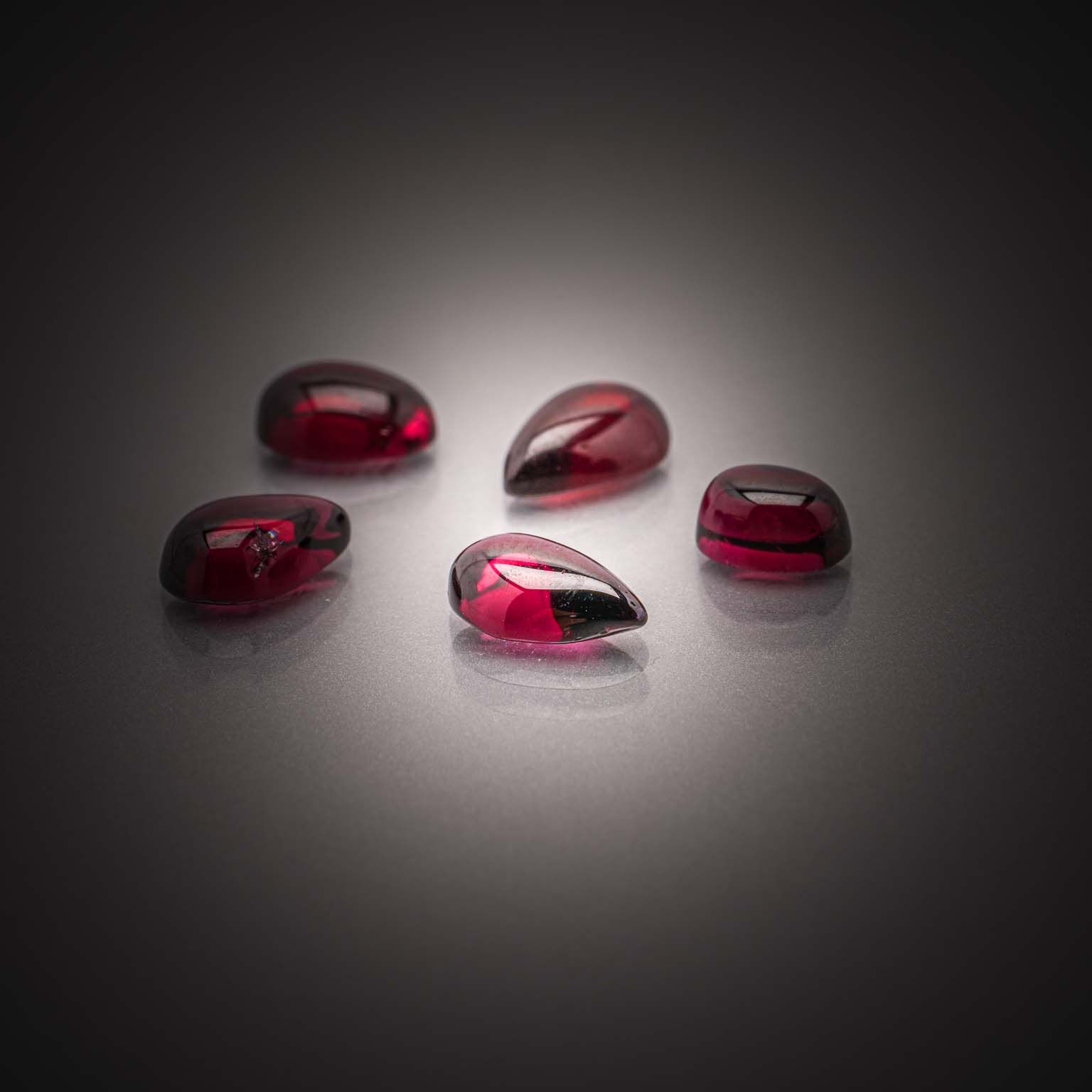 Lot de neufs tourmalines ovales sur papier. - Lazuli