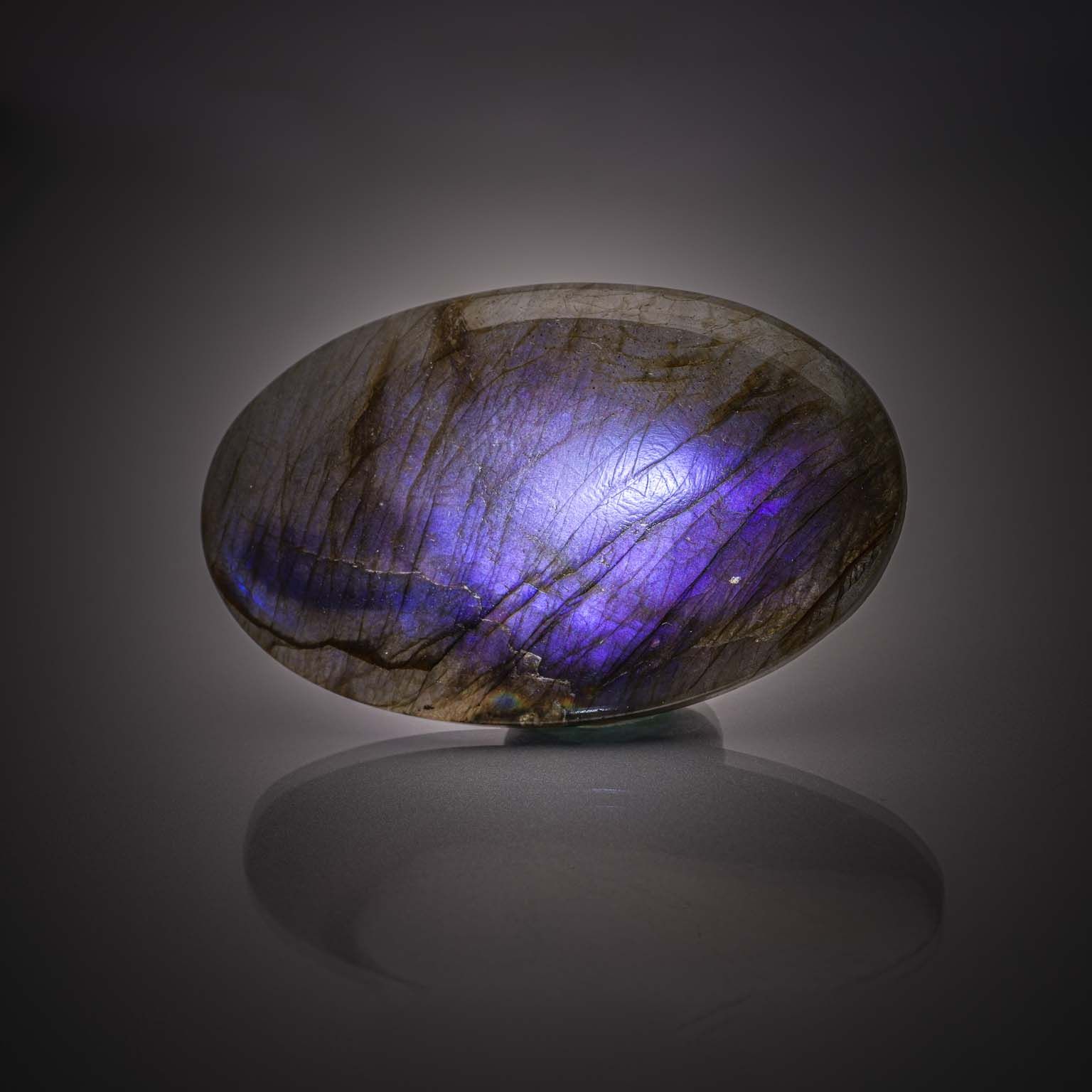 Fluorite bleue trillion sur papier. - Lazuli