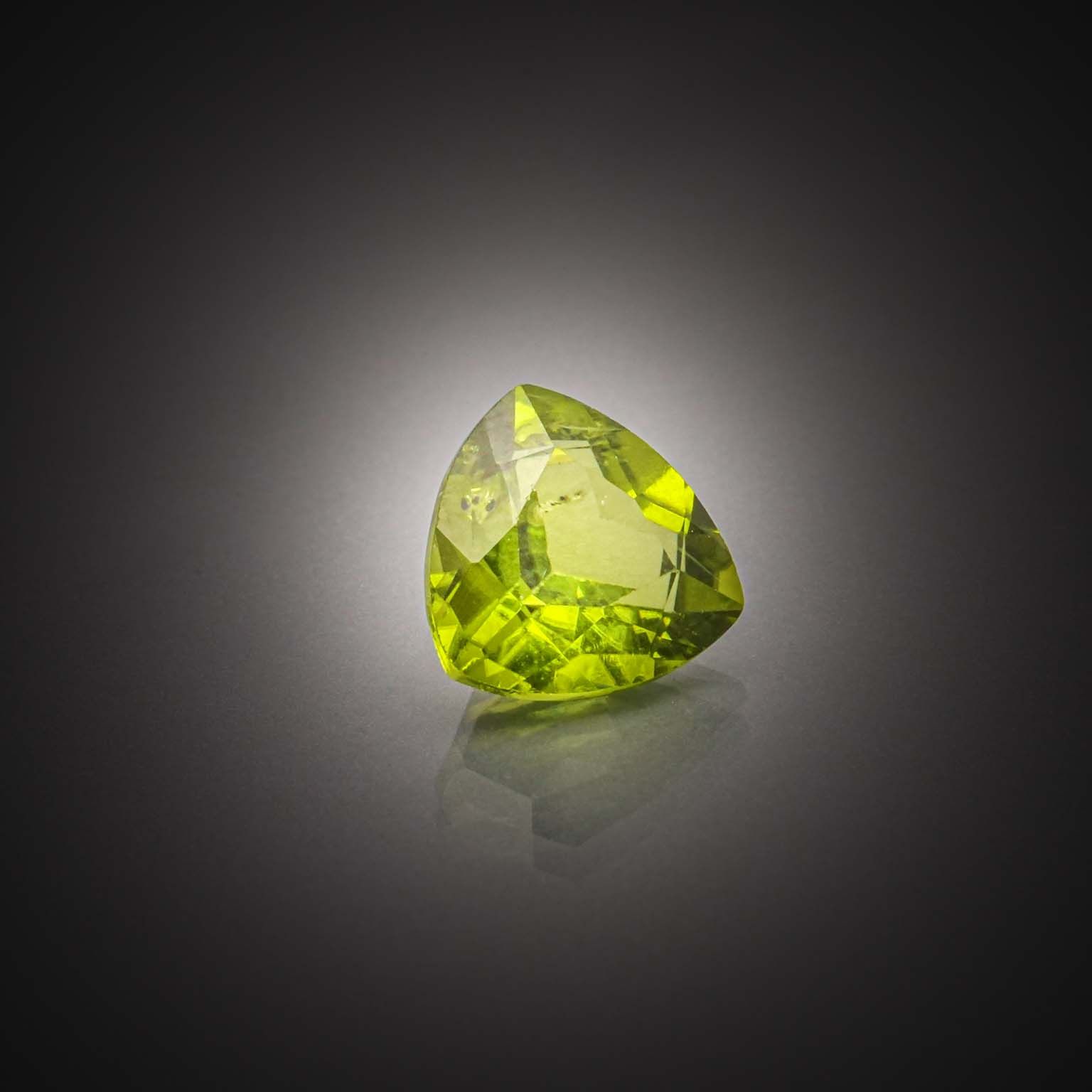 Apatite verte sur papier. - Lazuli