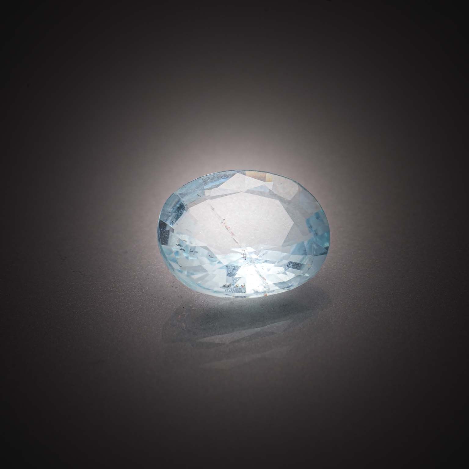 Péridot ovale sur papier. - Lazuli