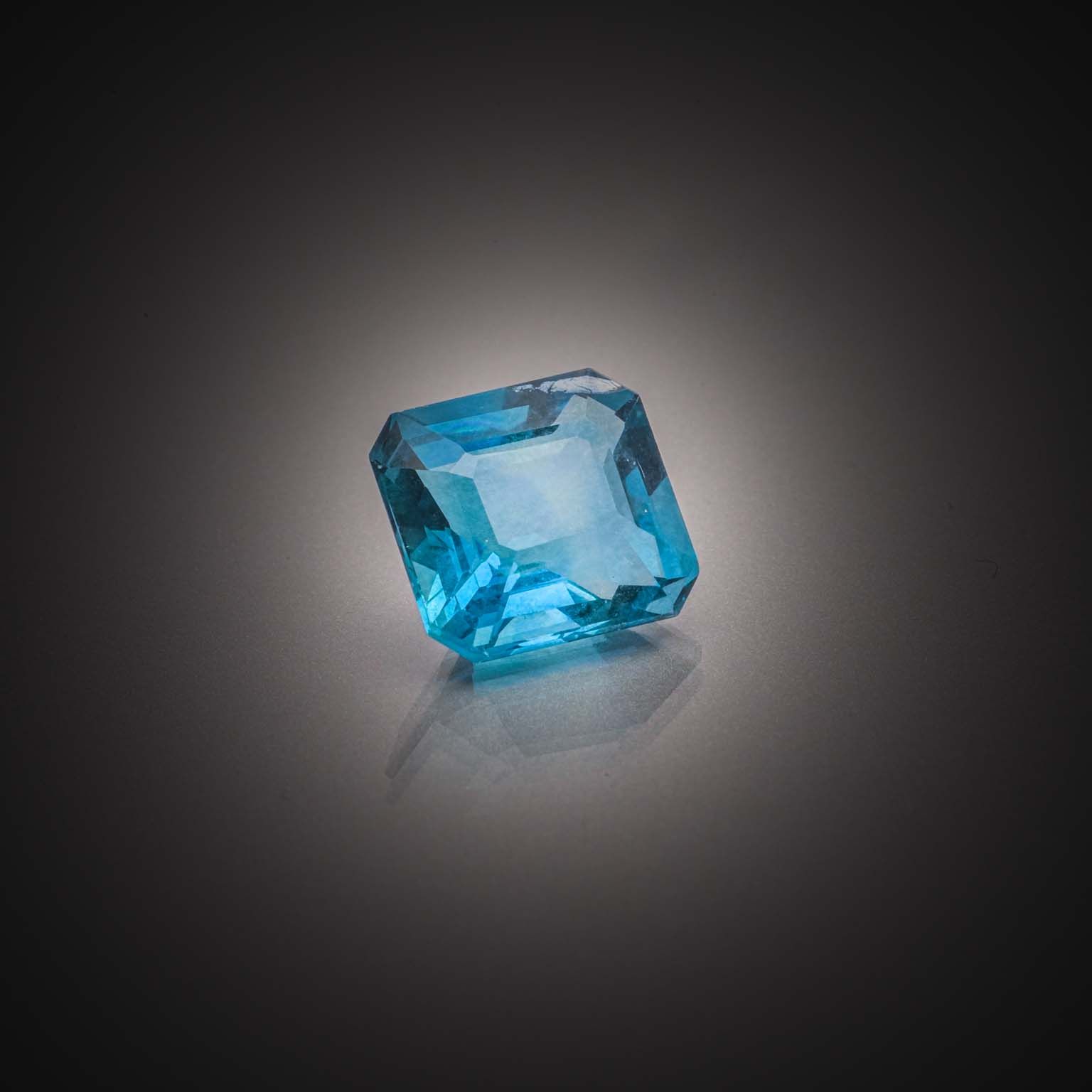 Fluorite verte rectangulaire sur papier. - Lazuli