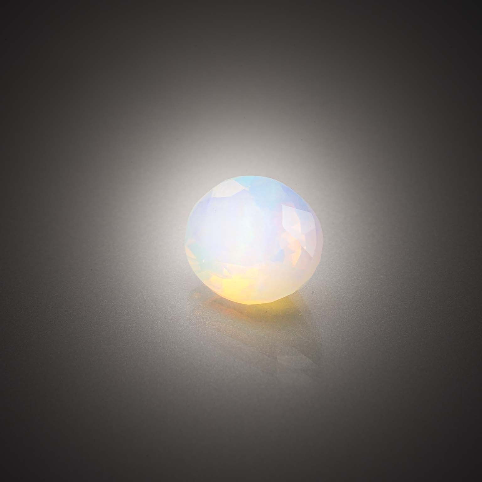 Zircon rose/orange ovale sur papier. - Lazuli