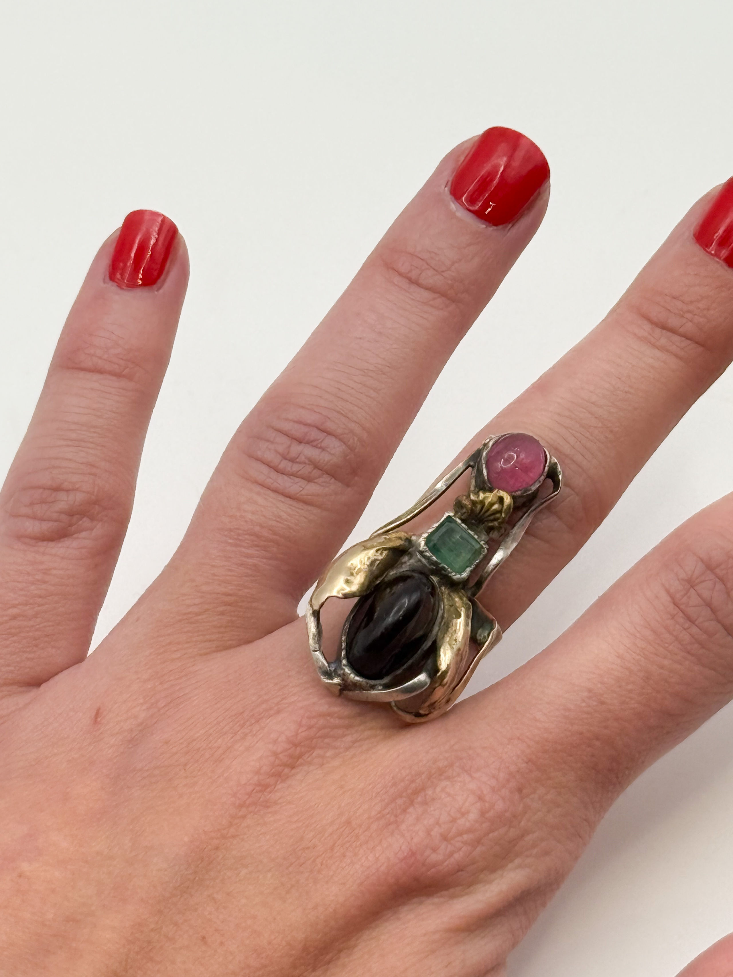 Bague en or jaune (750 millièmes) et argent ornée d&rsquo;un saphir rose cabochon, d&rsquo;une émeraude rectangulaire et d&rsquo;un cabochon d&rsquo;agate. - Lazuli