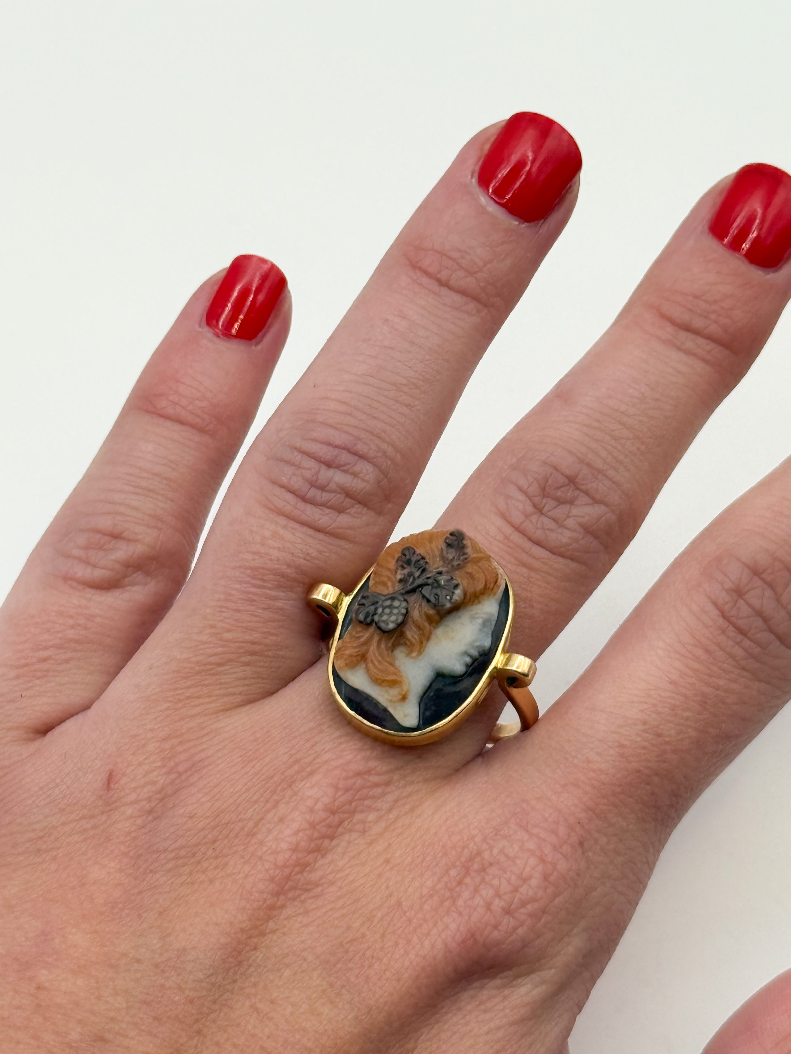 Bague en or jaune (750 millièmes) ornée d&rsquo;un camée agate représentant un profil de femme à la couronne florale. - Lazuli