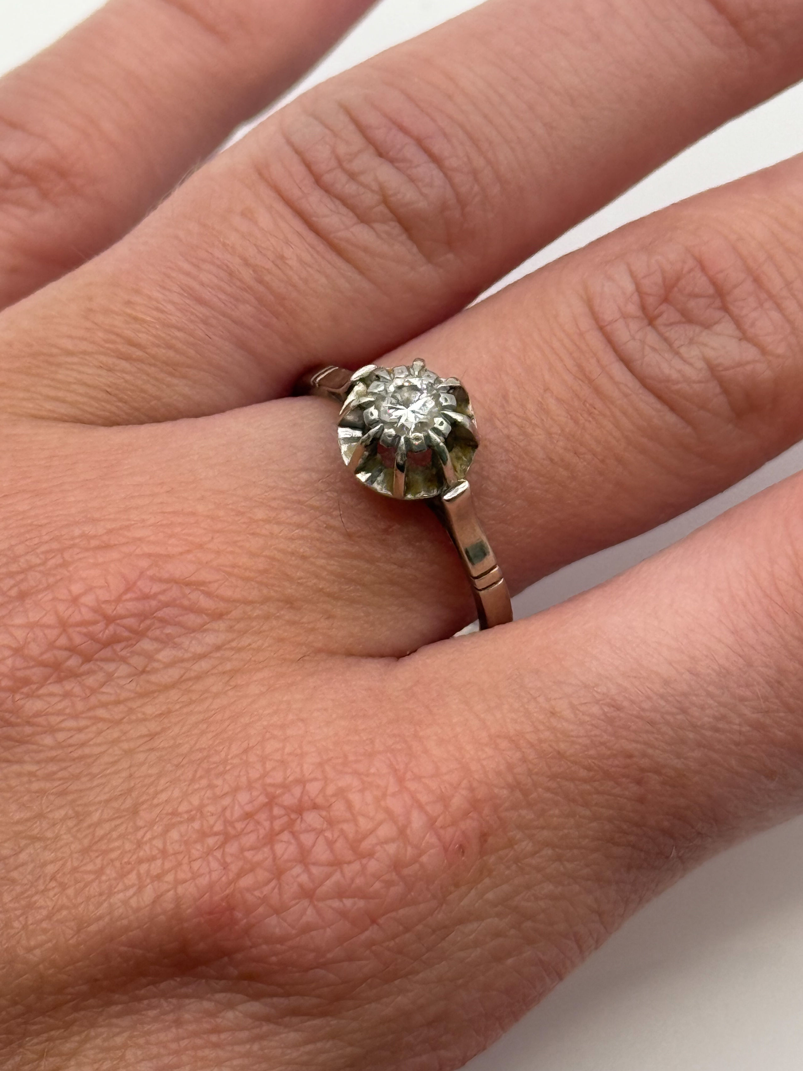 Solitaire en or gris (750 millièmes) orné d&rsquo;un diamant rond. - Lazuli