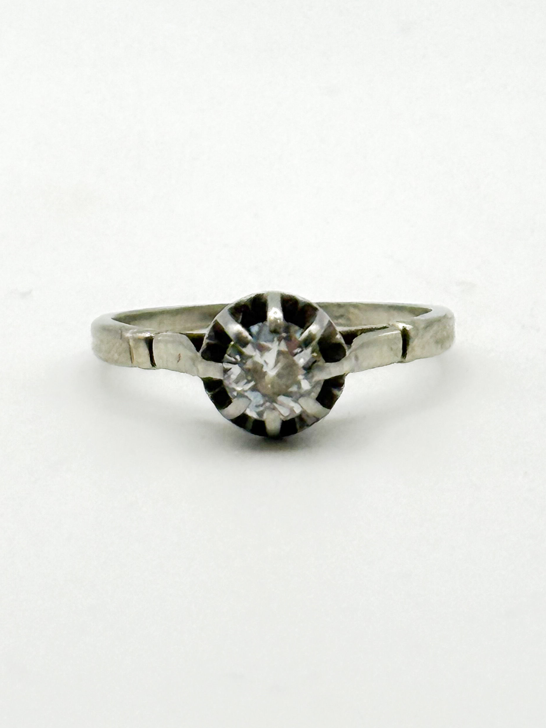 Solitaire en or gris (750 millièmes) orné d&rsquo;un diamant taille ancienne. - Lazuli