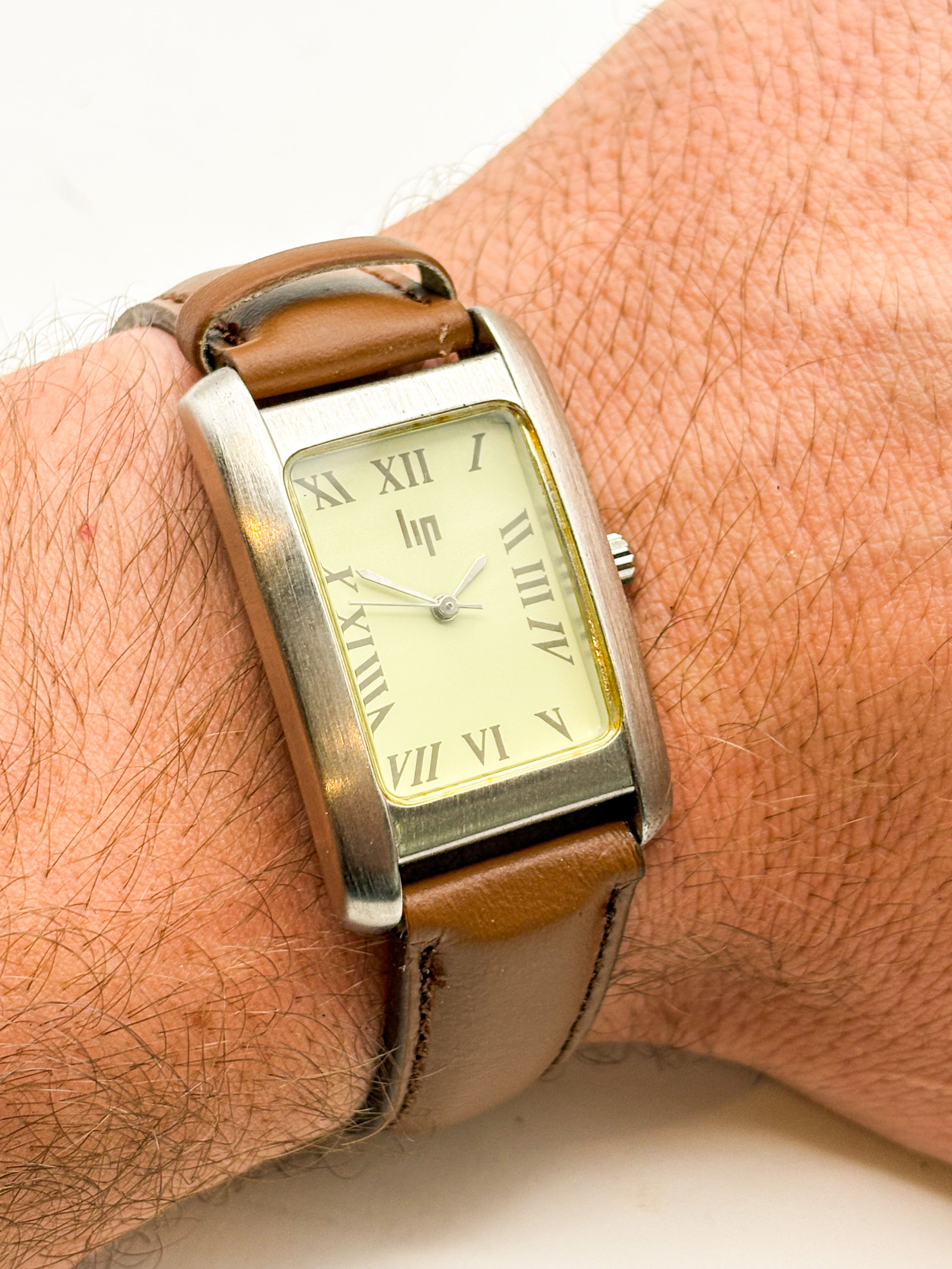 Montre de gousset en or jaune et rose (750 millièmes), cadran à fond blanc émaillé, chiffres romains pour les heures et arabes pour les secondes (accidents). Cuvette à décor de l&rsquo;allégorie de la musique et guirlandes feuillagées. - Lazuli