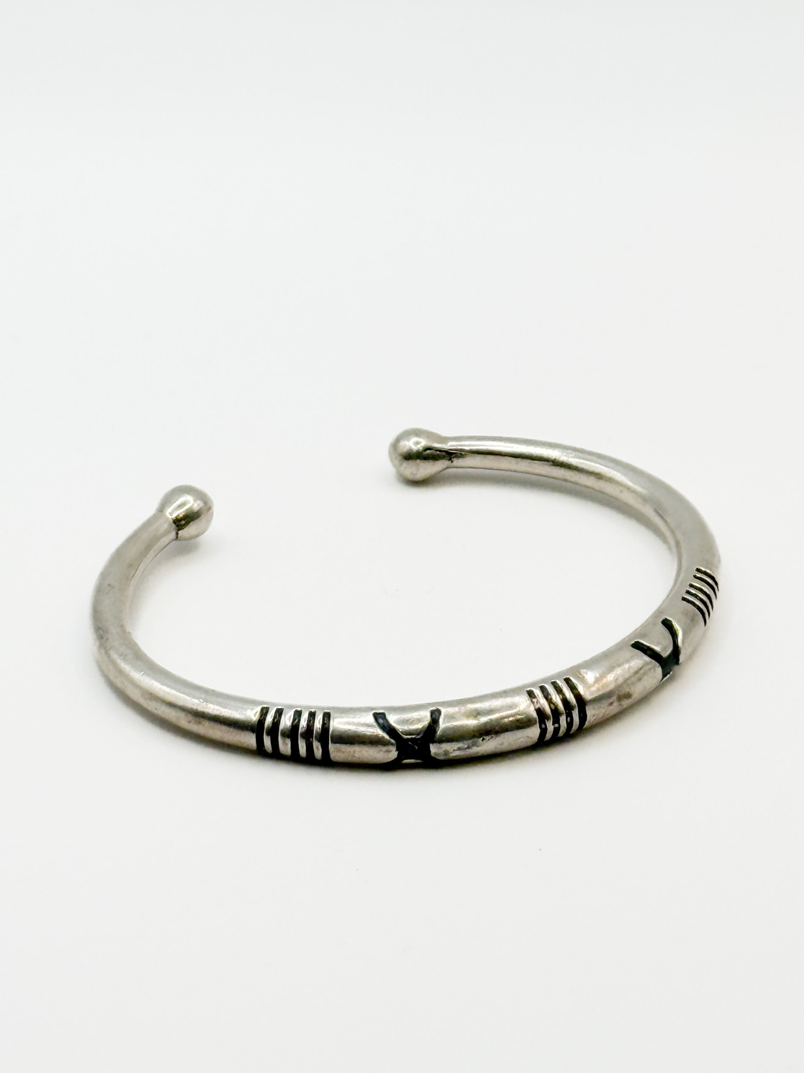 Demi-jonc en argent à motifs géométriques noircis. - Lazuli
