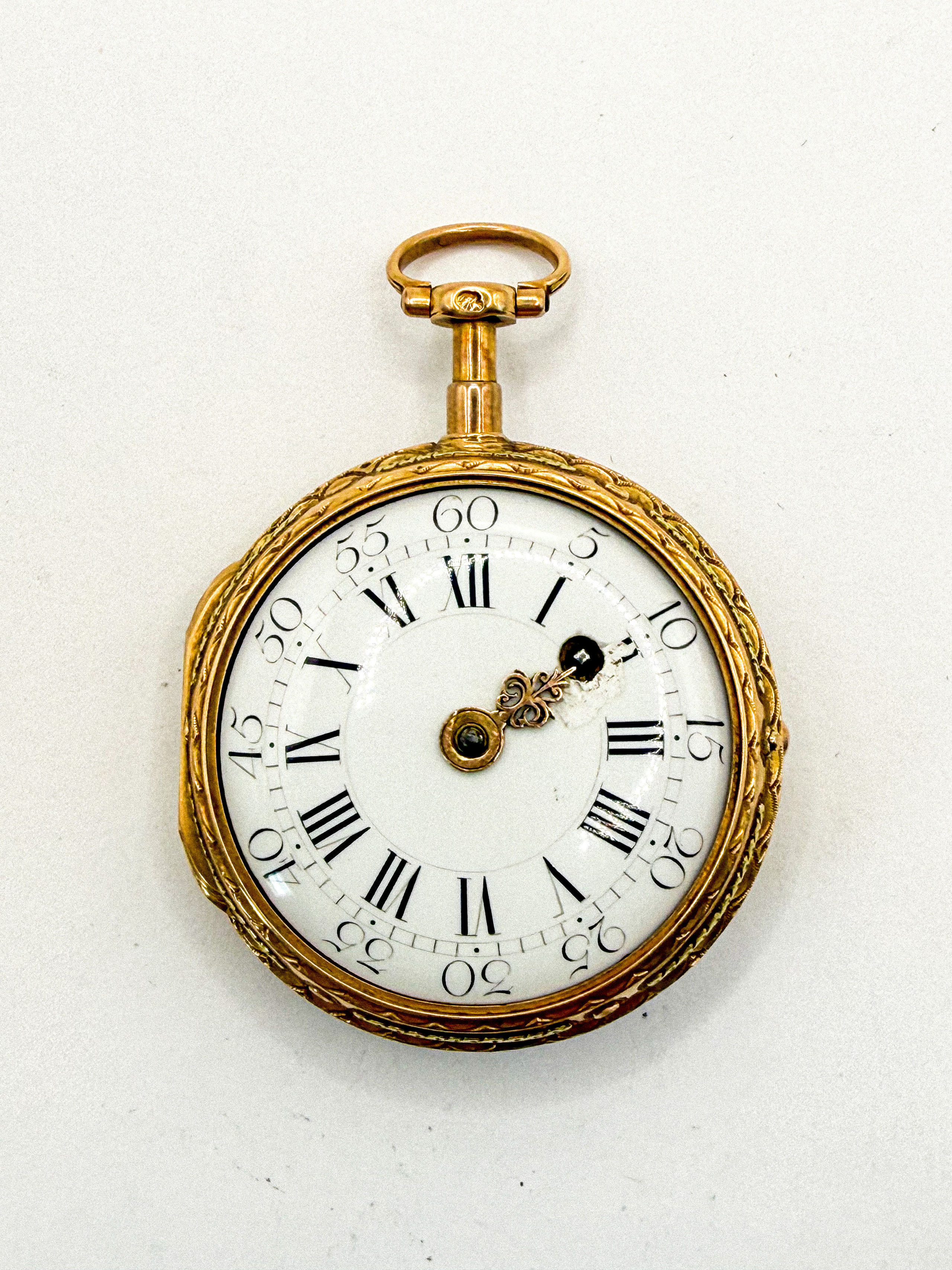 Montre de gousset en or jaune et rose (750 millièmes), cadran à fond blanc émaillé, chiffres romains pour les heures et arabes pour les secondes (accidents). Cuvette à décor de l&rsquo;allégorie de la musique et guirlandes feuillagées. - Lazuli