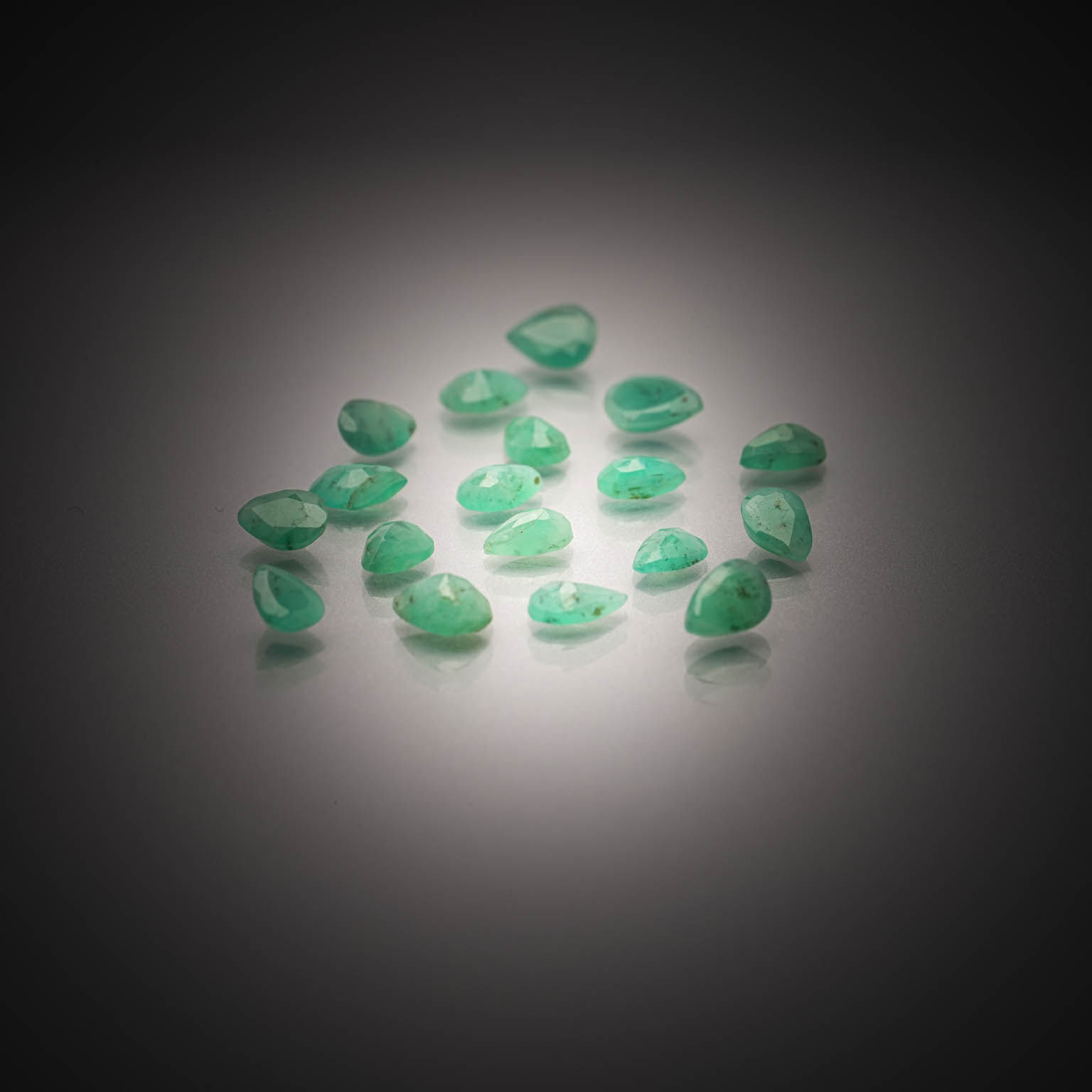 Lot de cinq spinelles roses bruts sur papier. - Lazuli