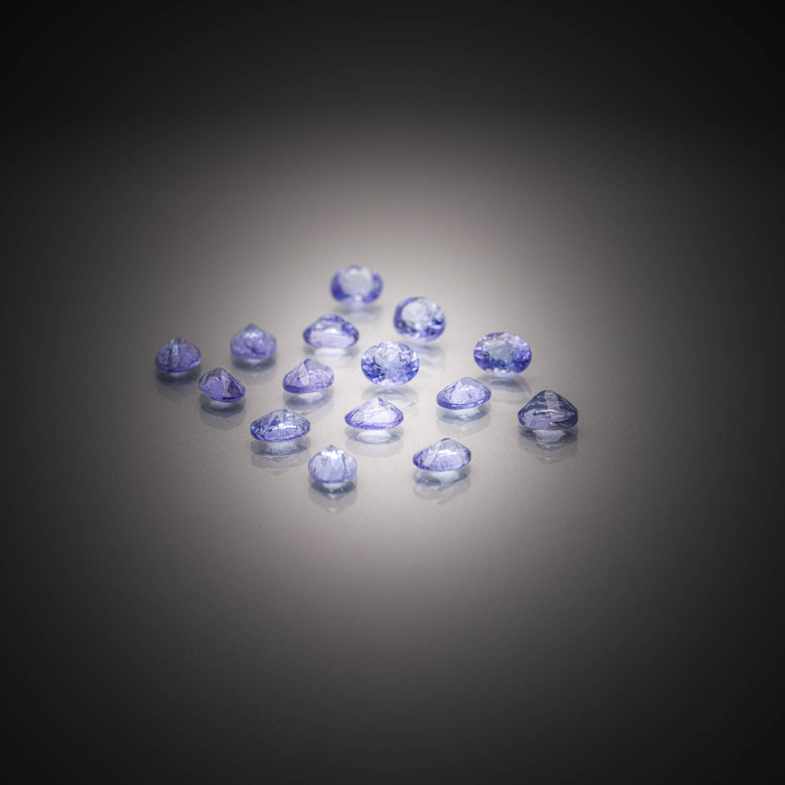 Appairage de tanzanites ovales cabochons sur papier. - Lazuli