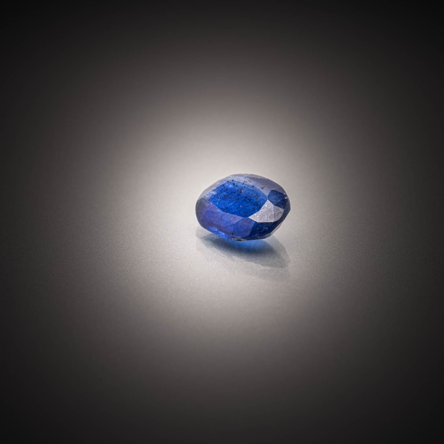Topaze bleu (Sky Blue) ovale sur papier. - Lazuli