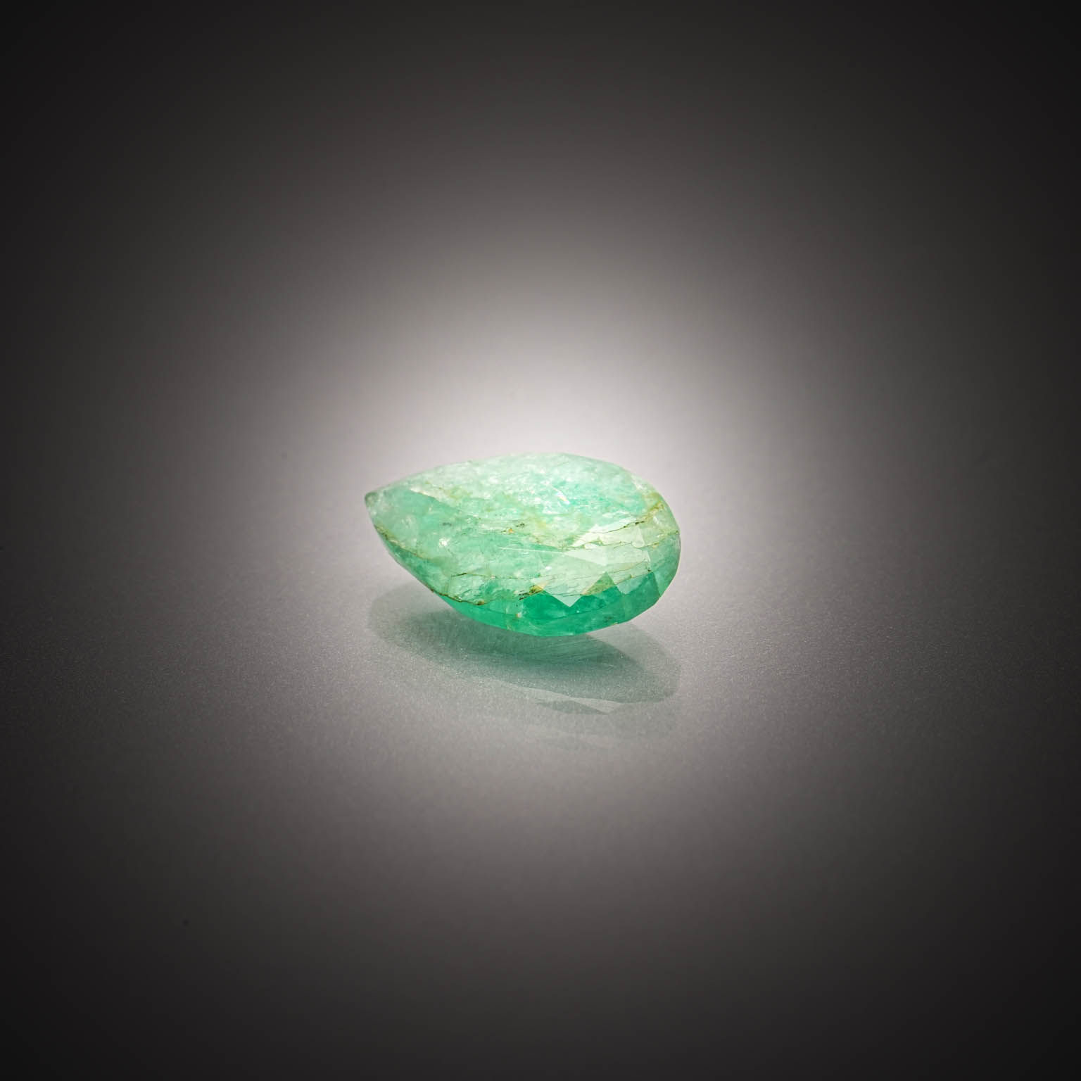 Aigue-marine poire sur papier. - Lazuli
