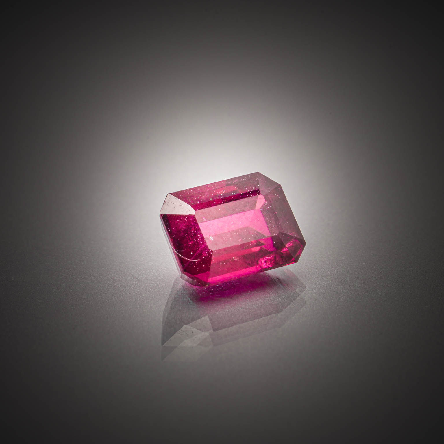 Grenat rhodolite rose octogonal sur papier. - Lazuli