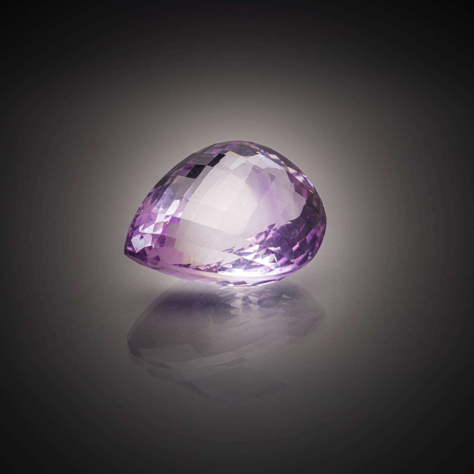 Iolite bleu-violet baguette sur papier. - Lazuli
