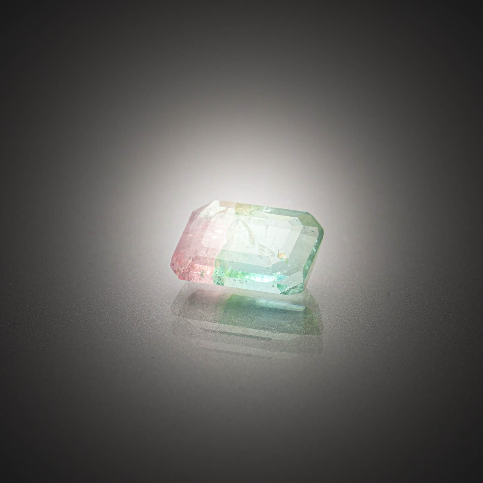 Tourmaline Watermelon octogonale sur papier. - Lazuli