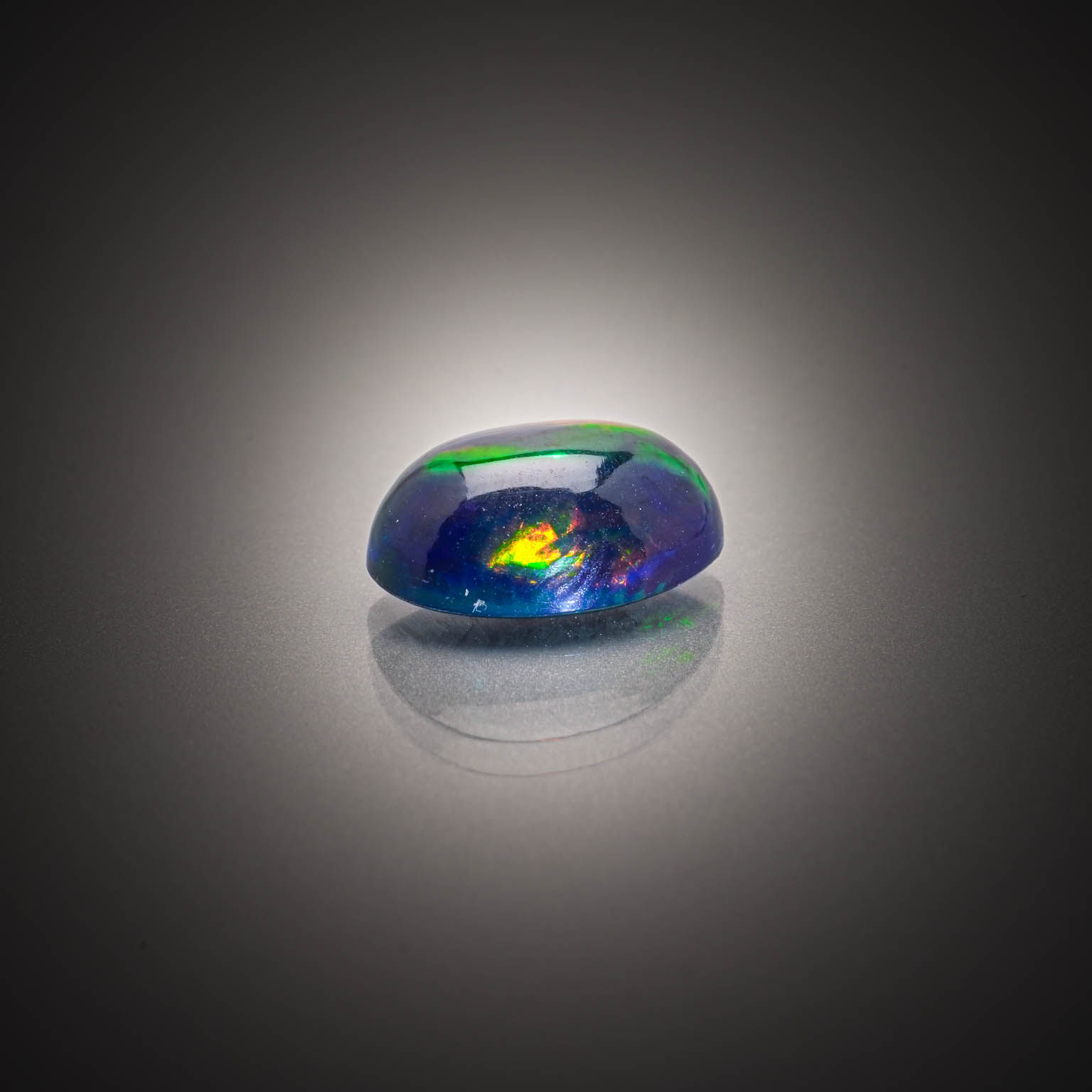 Pierre de lune poire cabochon sur papier. - Lazuli