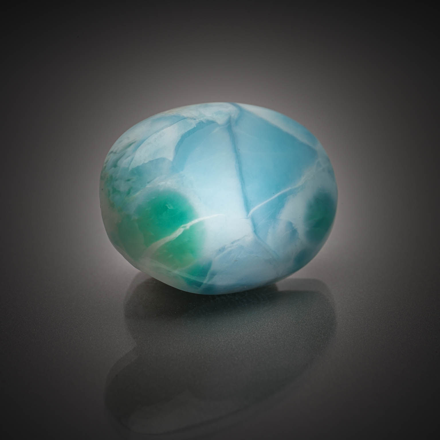 Larimar bleu ovale cabochon sur papier. - Lazuli