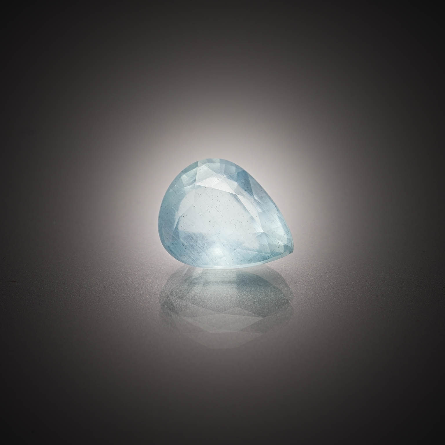 Prasiolite ovale sur papier. - Lazuli