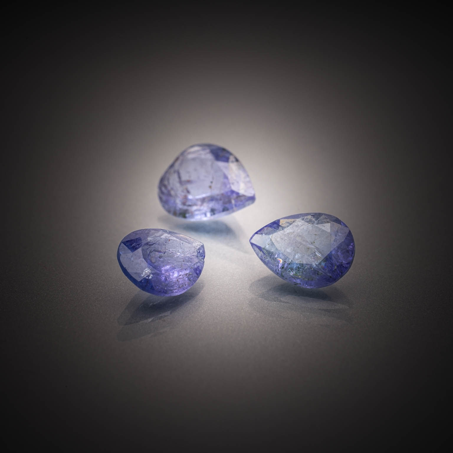 Opale ovale cabochon sur papier. - Lazuli