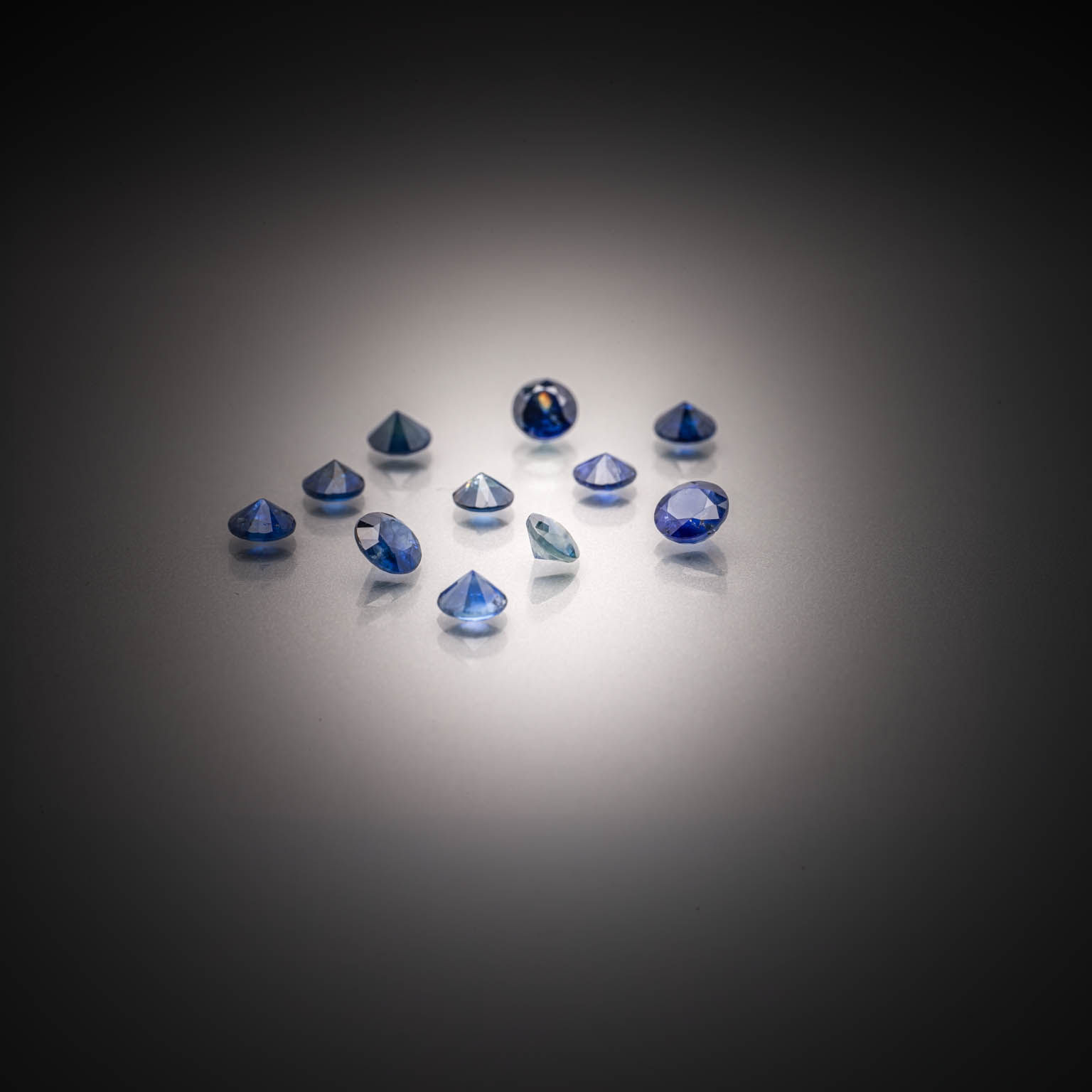 Opale noire poire cabochon sur papier. - Lazuli