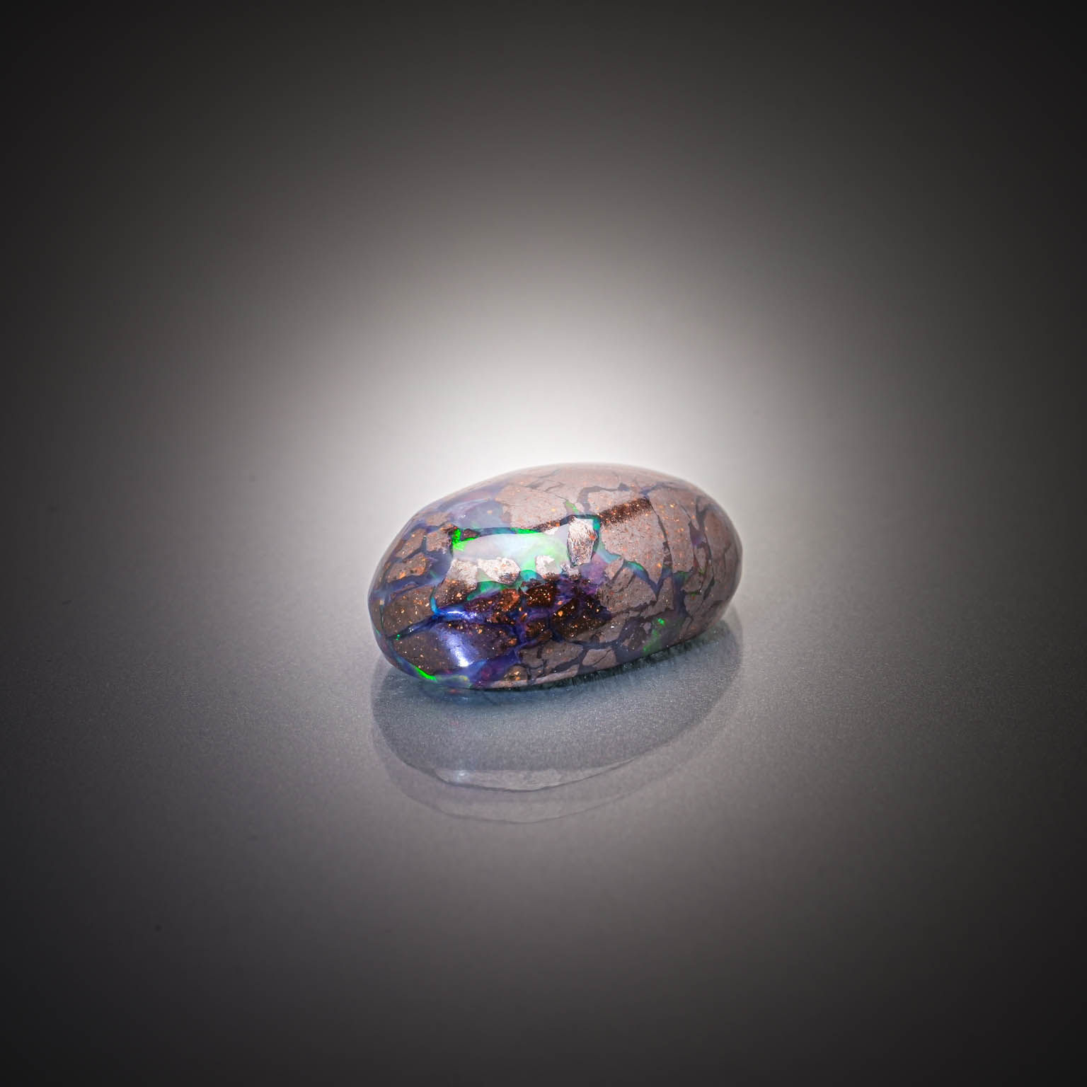 Calcédoine poire cabochon sur papier. - Lazuli