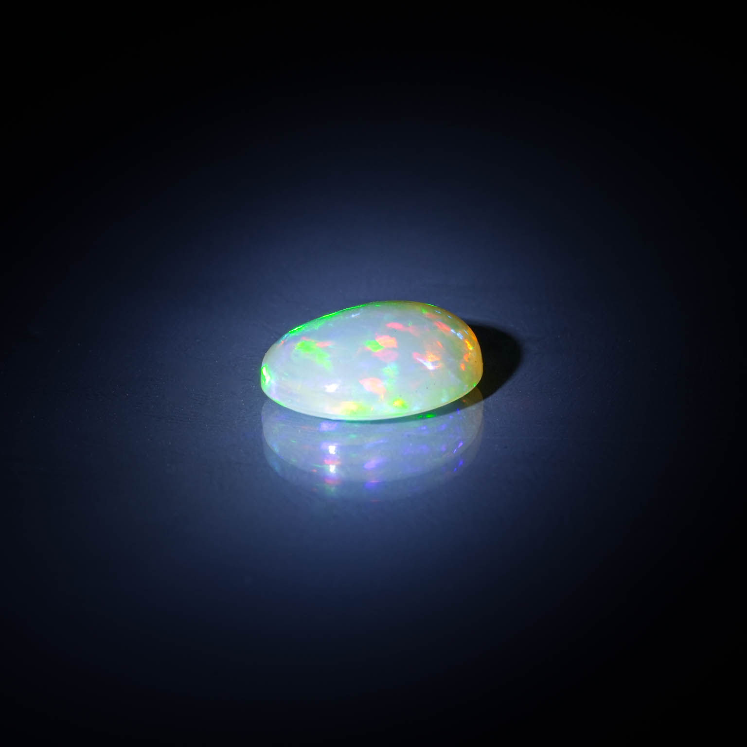 Citrine ovale sur papier. - Lazuli