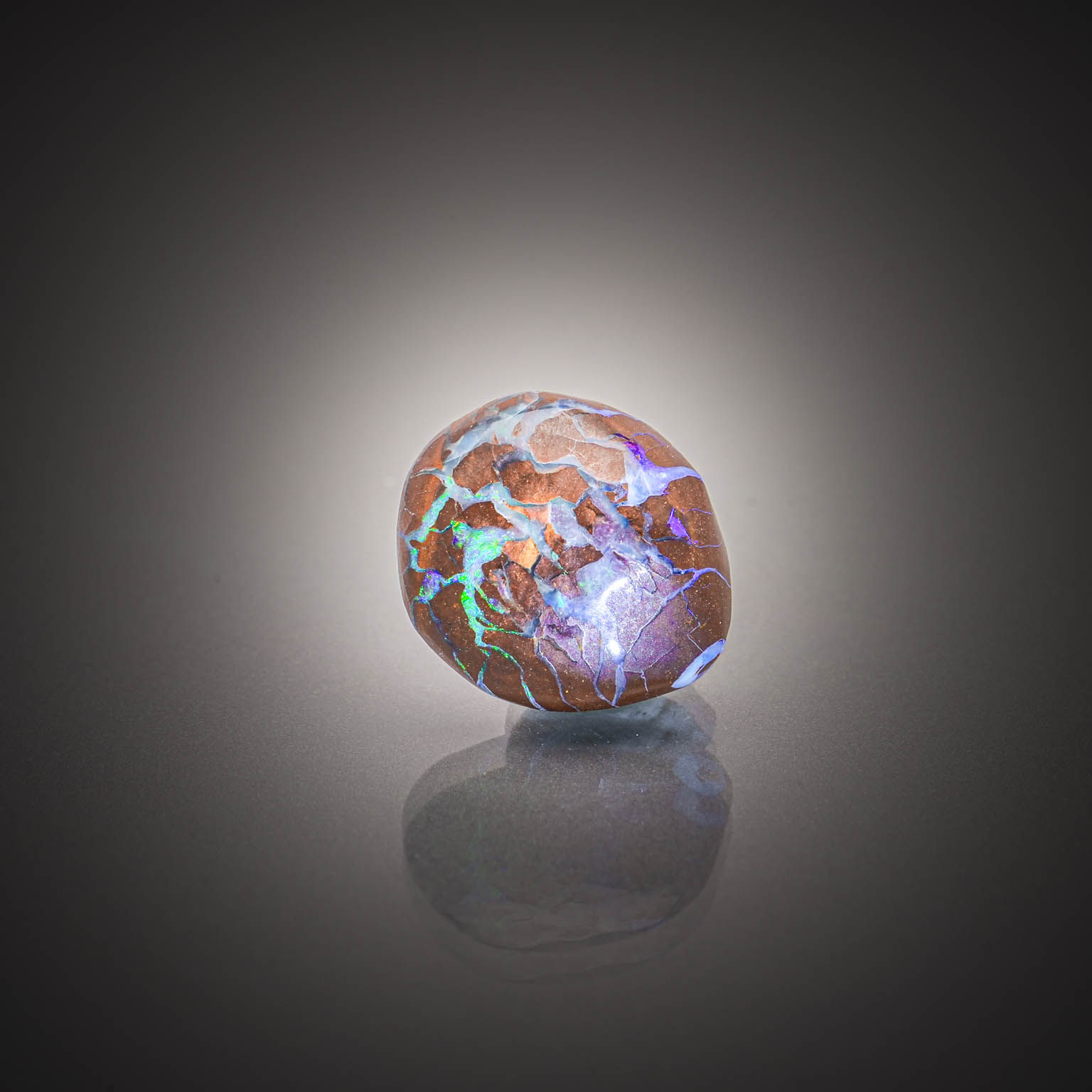 Opale boulder cabochon sur papier. - Lazuli