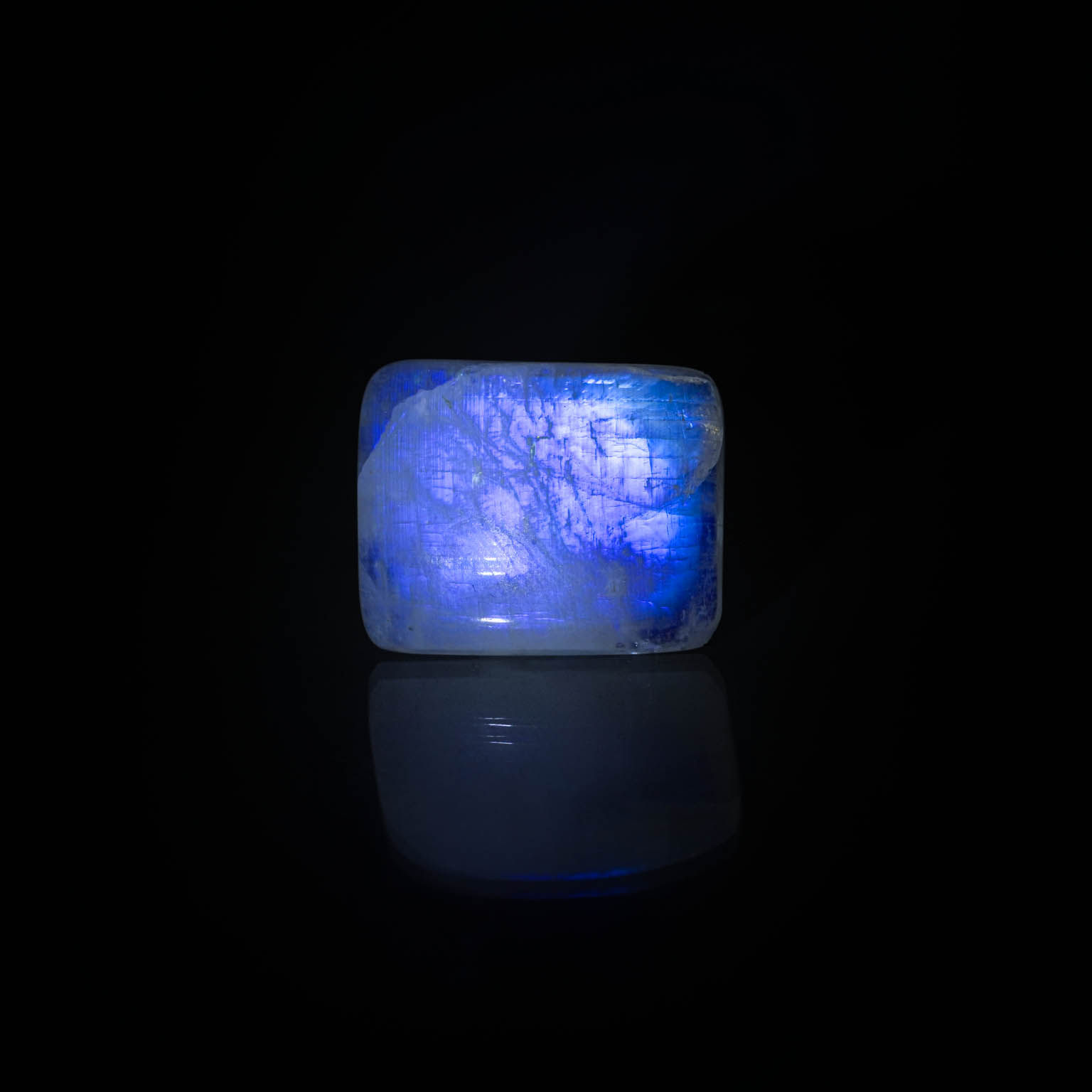 Larimar bleu ovale cabochon sur papier. - Lazuli