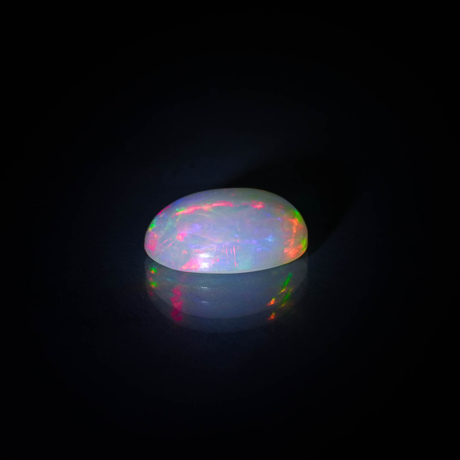 Quartz œil de tigre cabochon sur papier. - Lazuli