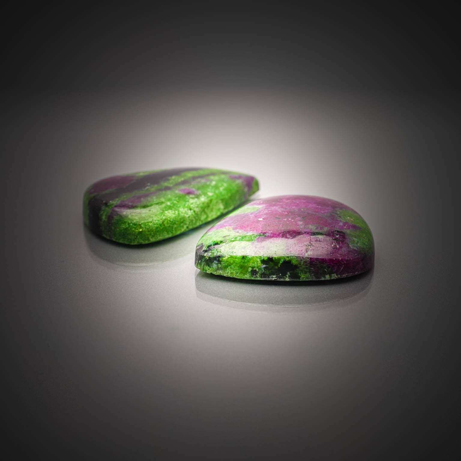 Lot de deux rubis zoïsite poires cabochons sur papier. - Lazuli