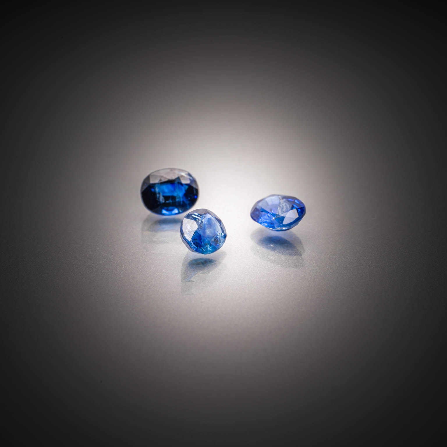 Lot de vingt-quatre émeraudes rondes sur papier. - Lazuli