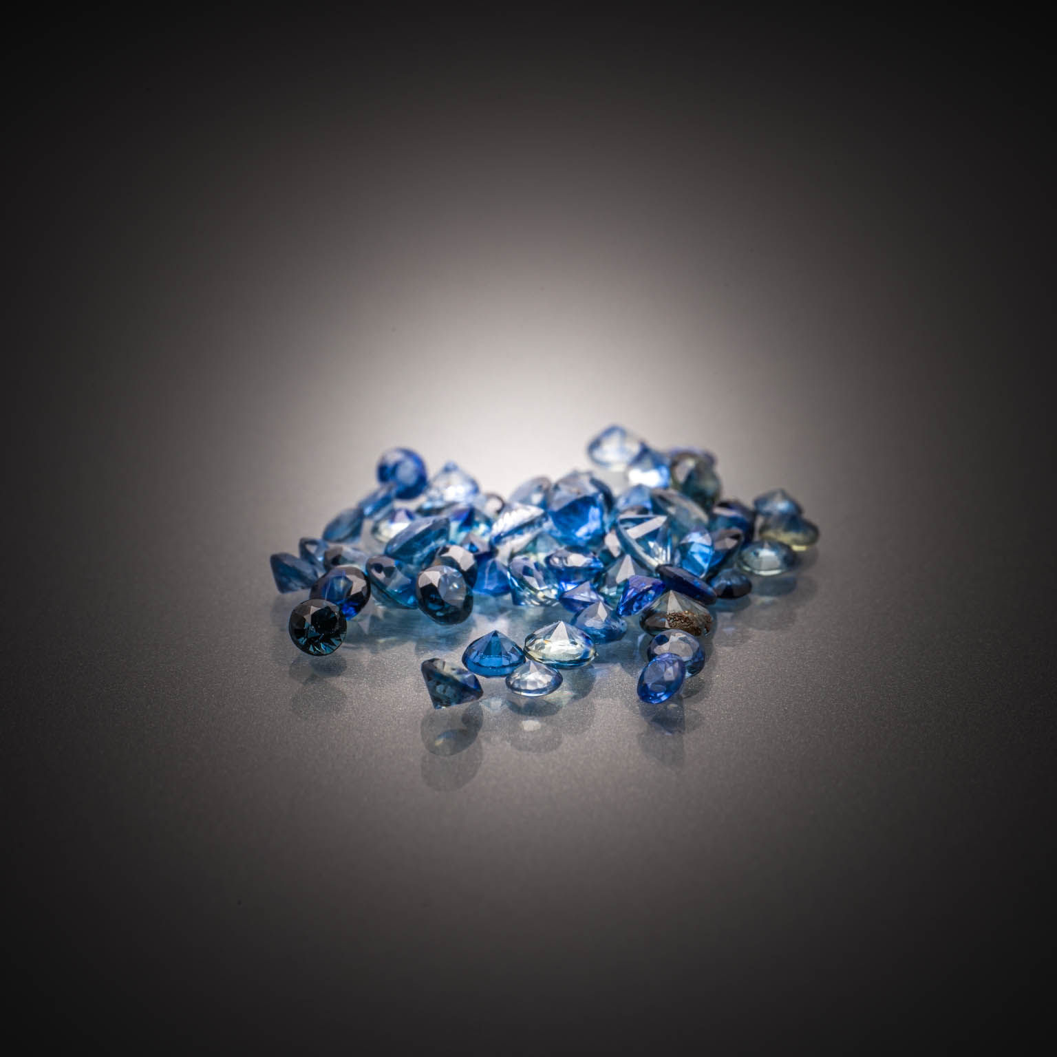 Cyanite bleue ovale sur papier. - Lazuli