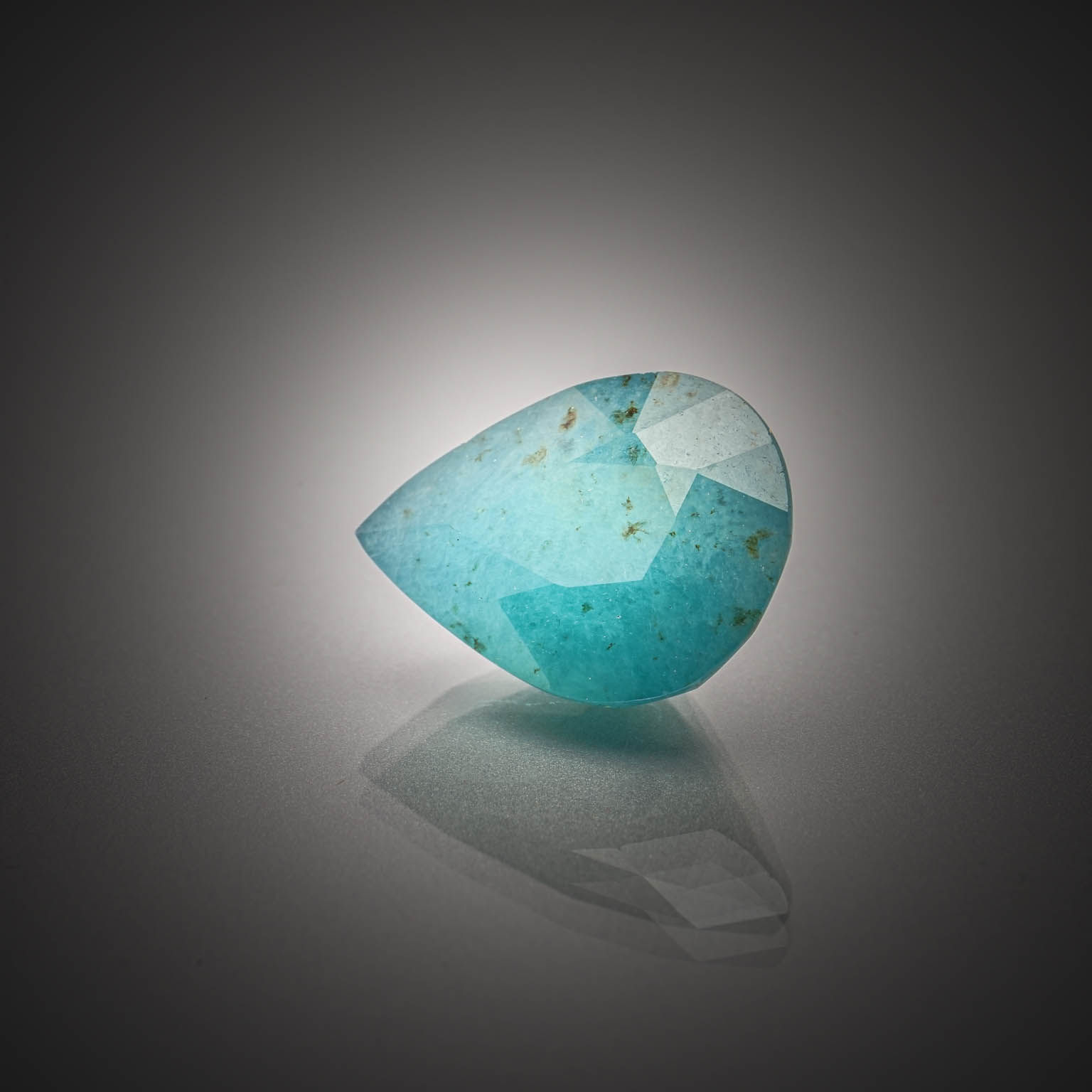 Grandidiérite poire sur papier. - Lazuli