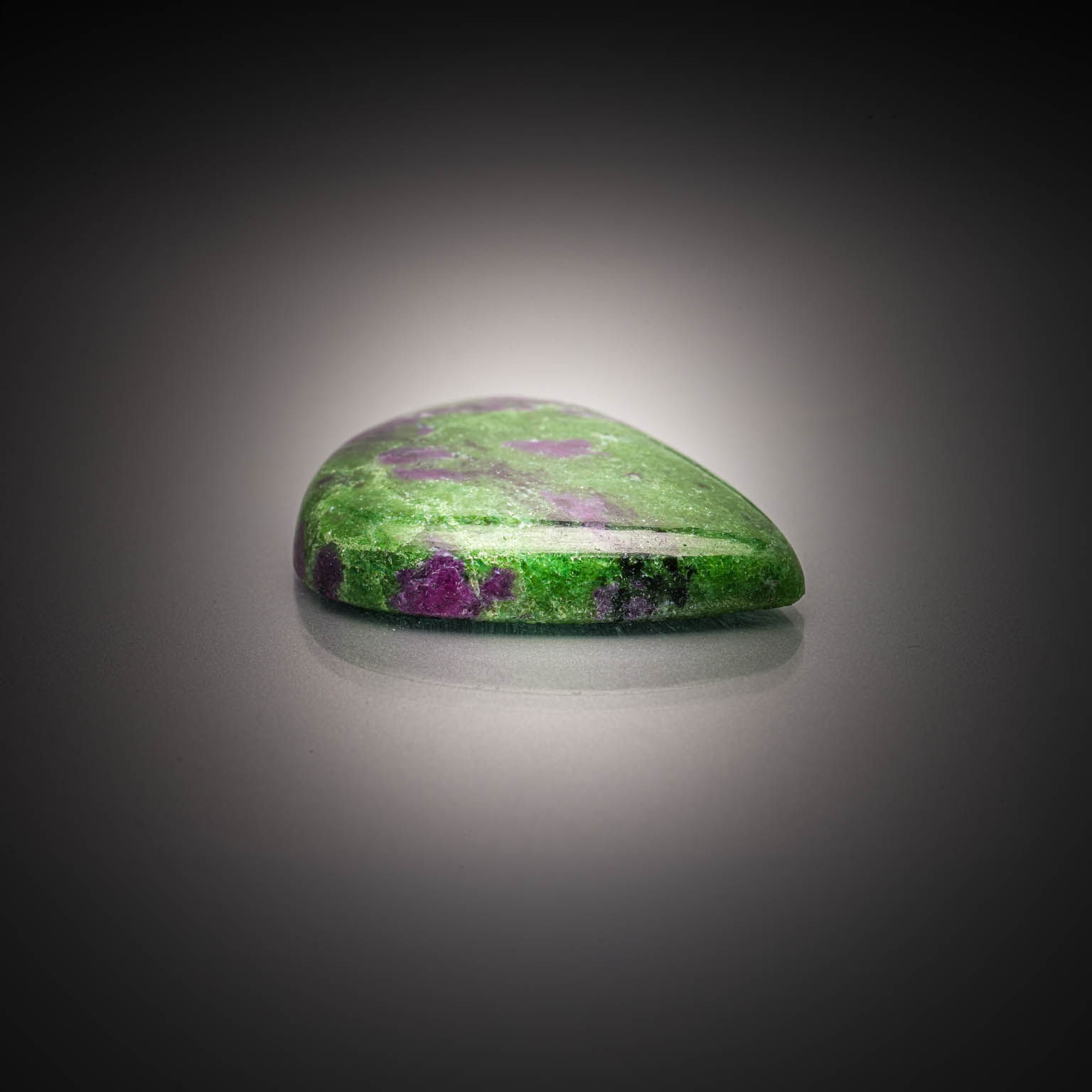 Opale boulder cabochon sur papier. - Lazuli