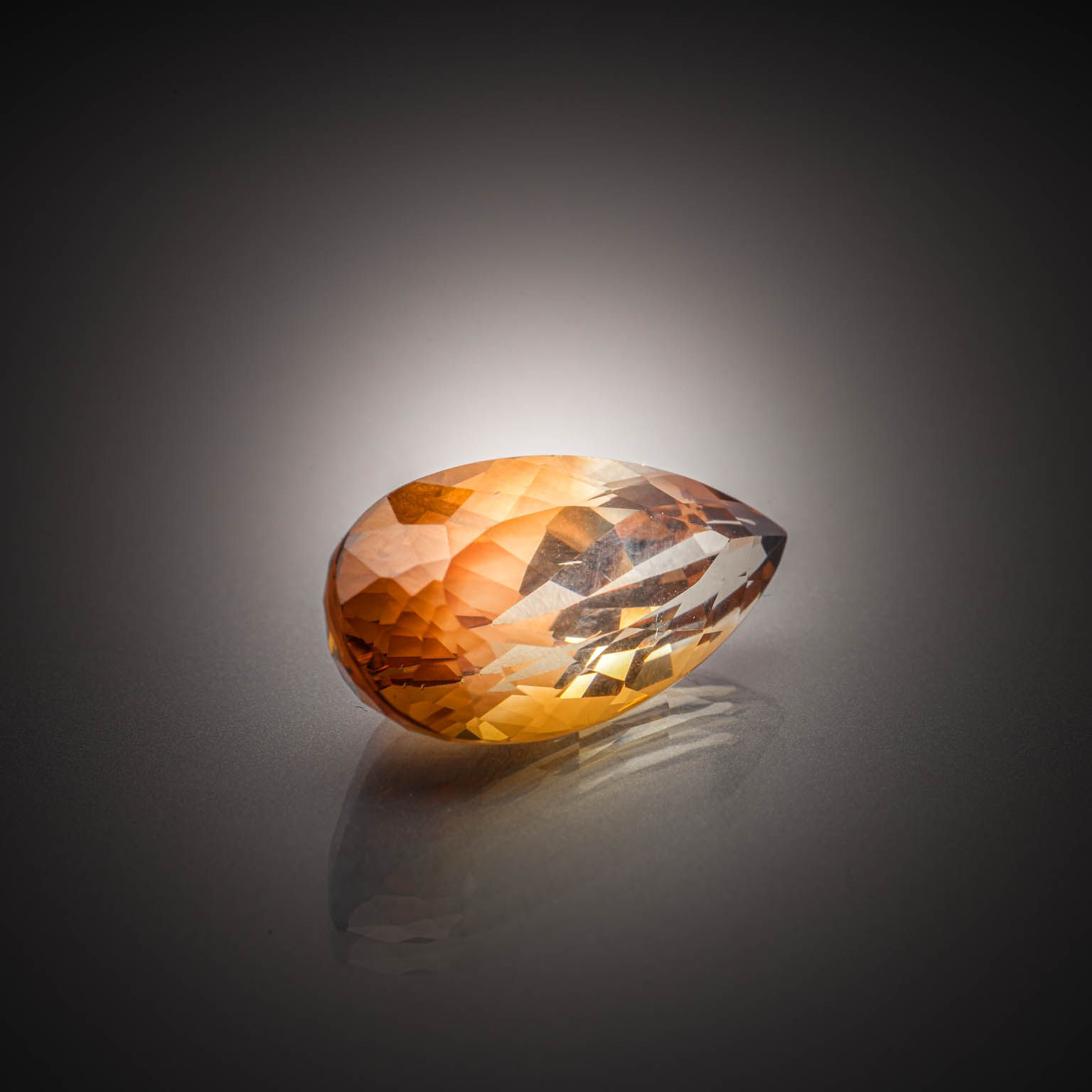Aigue-marine poire sur papier. - Lazuli