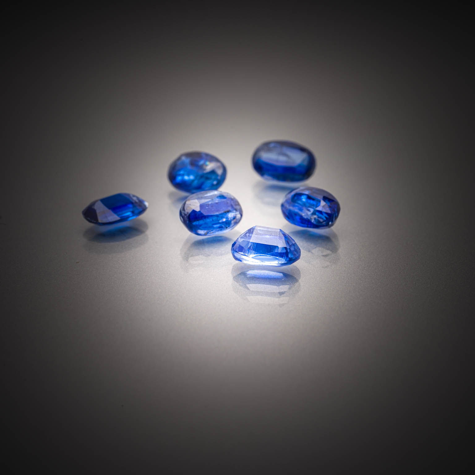 Lot de tanzanites ovales sur papier. - Lazuli