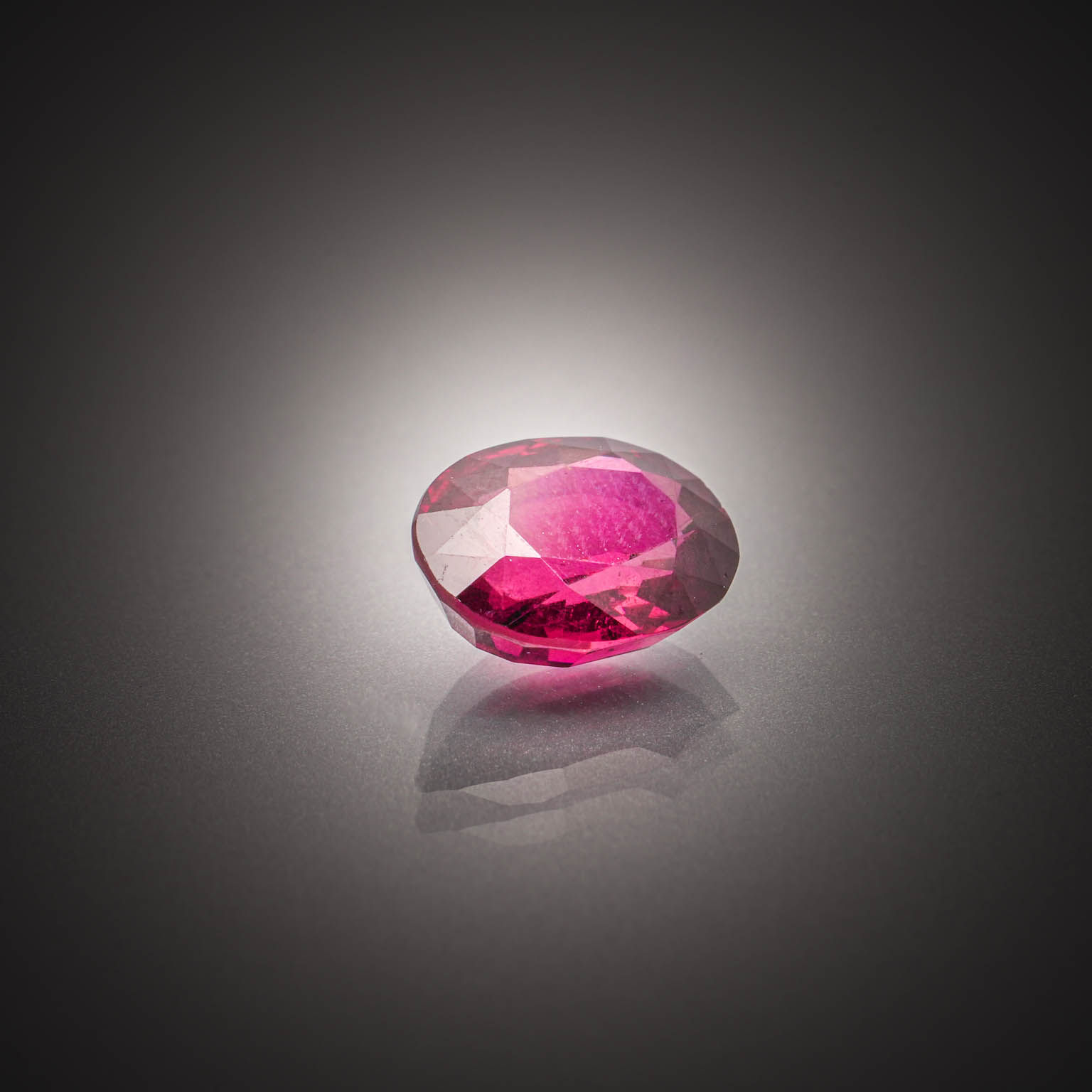Grenat rhodolite rose ovale sur papier. - Lazuli