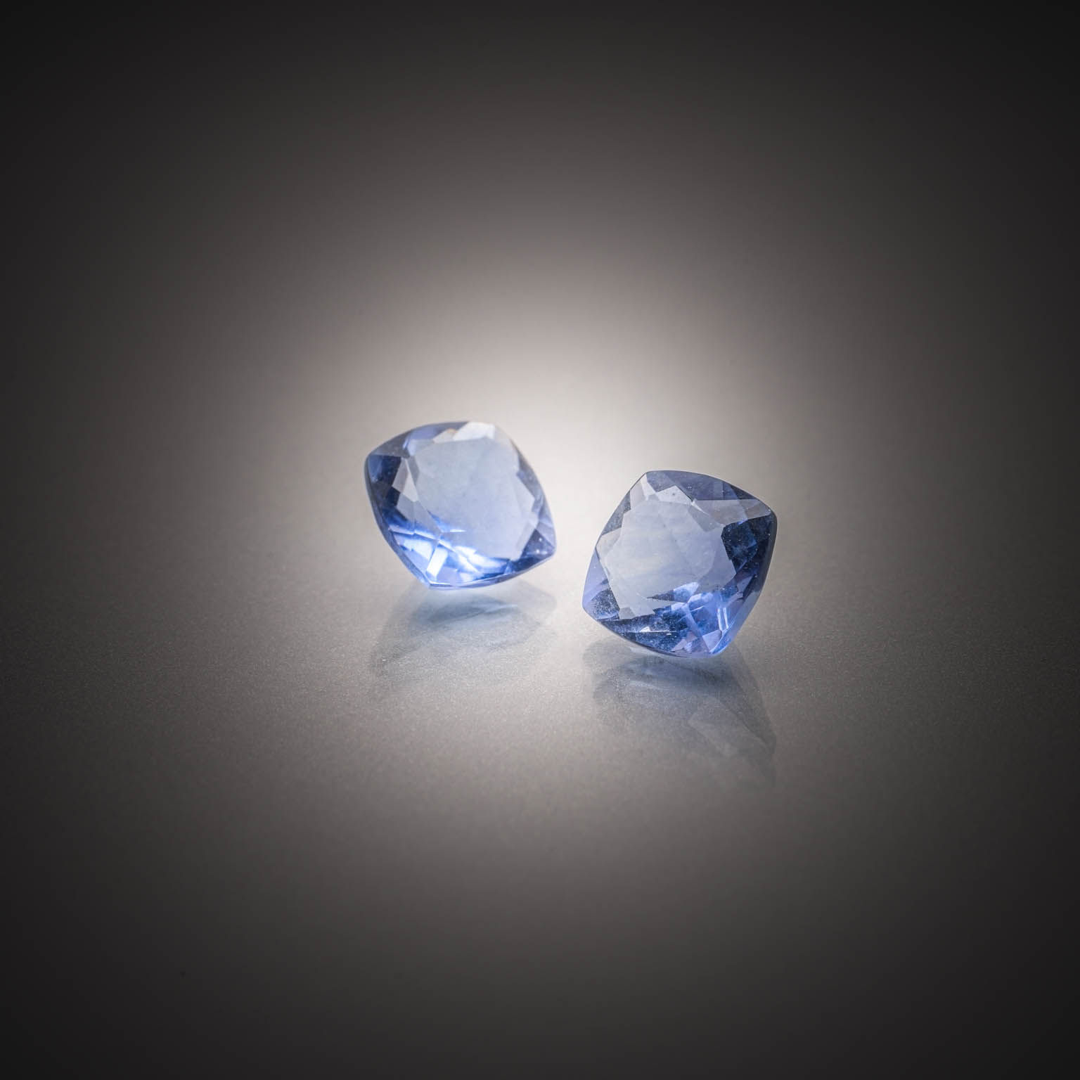 Appairage de fluorites (color change) coussins sur papier. - Lazuli