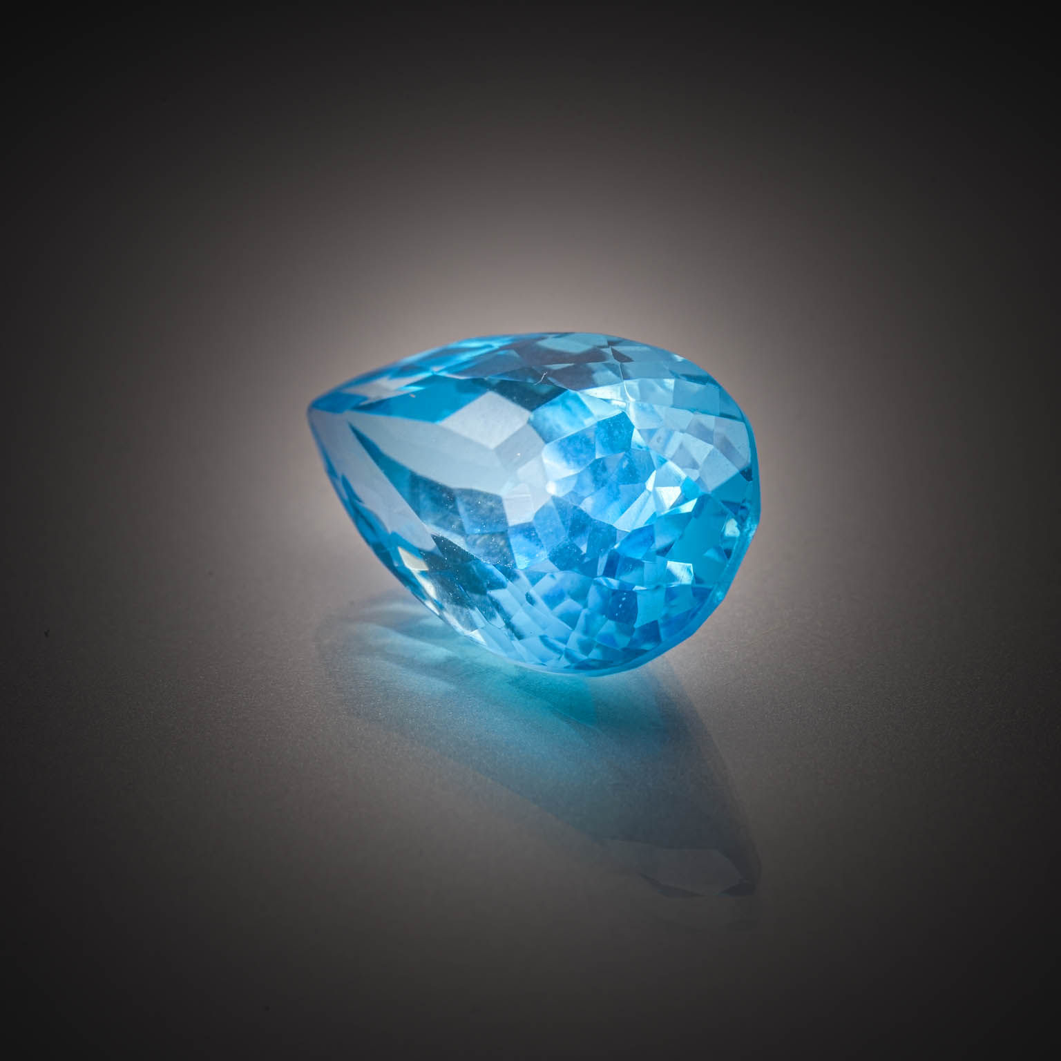 Topaze bleue (Swiss Blue) poire sur papier. - Lazuli