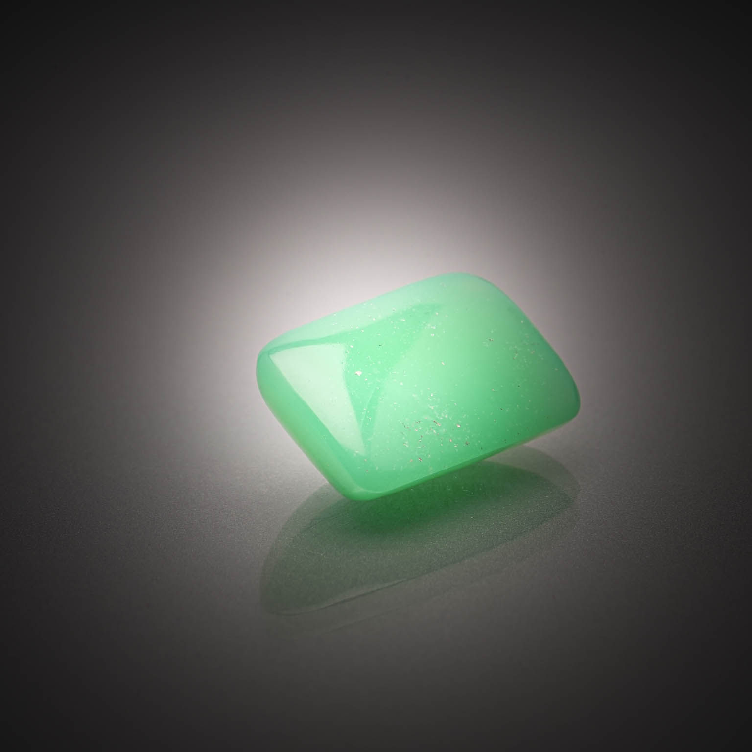 Chrysoprase verte rectangulaire cabochon sur papier. - Lazuli
