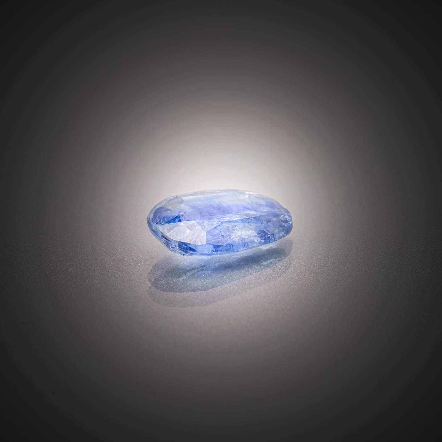 Cyanite bleue ovale sur papier. - Lazuli