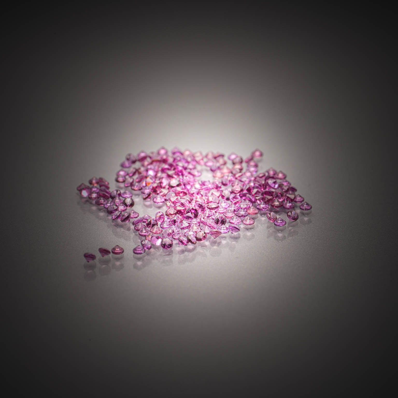 Lot de grenats rhodolites roses ronds sur papier. - Lazuli