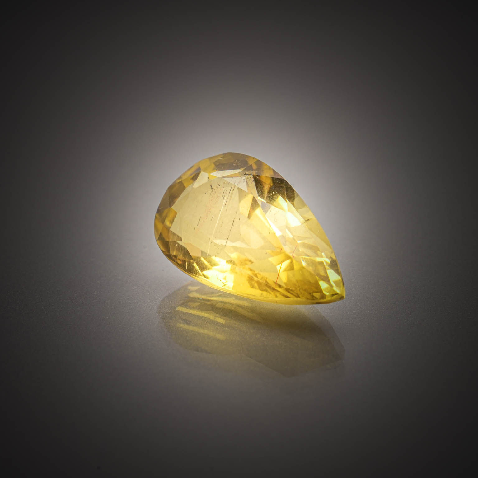 Scapolite jaune poire sur papier. - Lazuli